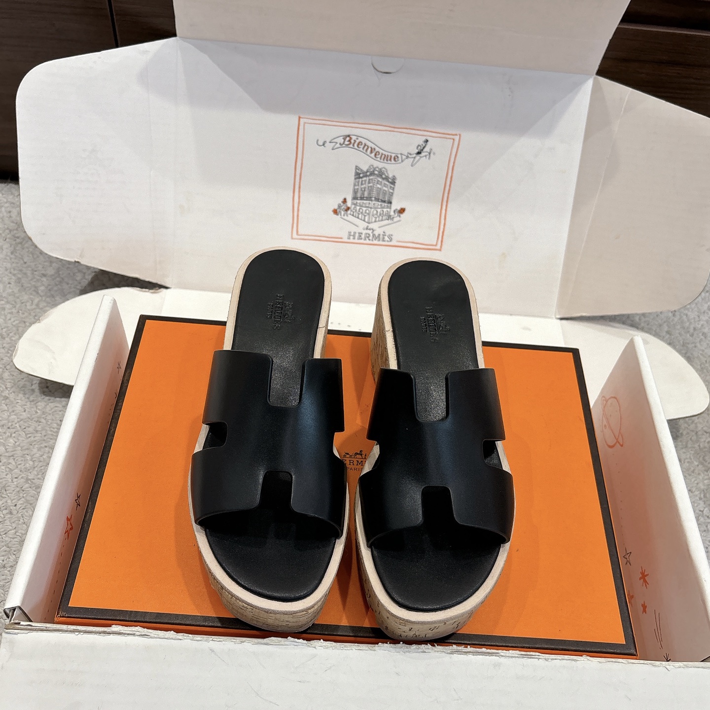 NO:706350,Hermes Eze 30 Sandals Series————————————Fashionable and versatile Super comfortable Every detail is made to the extreme Original swift calfskin/suede Original 1:1 exclusive private mold upper/original private mold genuine leather welt outsole SIZE35~41 (40.41.42.43 customized, non-refundable and non-exchangeable), slippers, hermes, hermes, stuart  weitzman,sandals,slippers,cowhide,chamois leather19860909Hermes 爱马仕 Eze 30 凉鞋系列———————————时尚又百搭 超级舒服 每个细节都做到极致 原版swift小牛皮/麂皮 原版1:1独家私模鞋面/原版私模真皮沿条大底  SIZE35~41（40.41.42.43定制不退不换）,拖鞋,hermes,hermes,stuart weitzman,sandals,slippers,cowhide,chamois leather,Women's Shoes