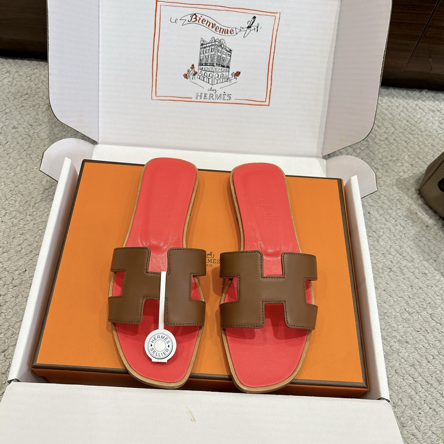 NO:927535,Hermes H slippers Oran sandals series——————————Fashionable and versatile Super comfortable Every detail is made to the extreme Original cowhide fabric Original 1:1 exclusive private mold upper/original leather welt outsole Packaging: Each pair of shoes comes with two H family series silk scarves  SIZE34~42 (34.40.41.42.43 customized, non-refundable and non-exchangeable), slippers, hermes, hermes, sandals, slippers, cowhide19860909Hermes 爱马仕H拖鞋Oran凉鞋系列———————————时尚又百搭 超级舒服 每个细节都做到极致 原版牛皮面料 原版1:1独家私模鞋面/原版真皮沿条大底  包装: 每对鞋均配有两条H家系列丝巾 SIZE34~42（34.40.41.42.43定制不退不换）,拖鞋,hermes,hermes,sandals,slippers,cowhide,Women's Shoes