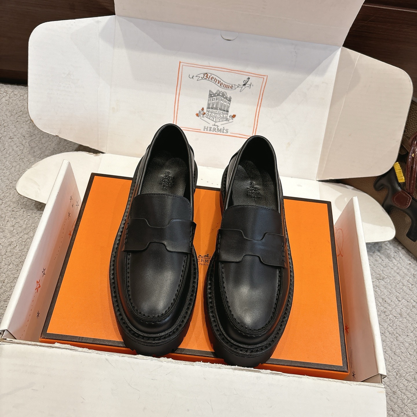 NO:706358,Hermes Hour loafer series——————————Fashionable and versatile Super comfortable Every detail is made to the extreme Original swift calfskin/suede/original exclusive private model outsole SIZE35~41 (40.41 customized non-refundable), loafers, hermes, hermes, stuart weitzman, loafers, cowhide, chamois leather19860909Hermes 爱马仕 Hour 乐福鞋系列———————————时尚又百搭 超级舒服 每个细节都做到极致 原版swift小牛皮/麂皮 /原版独家私模大底  SIZE35~41（40.41定制不退不换）,乐福鞋,hermes,hermes,stuart weitzman,loafers,cowhide,chamois leather,Women's Shoes