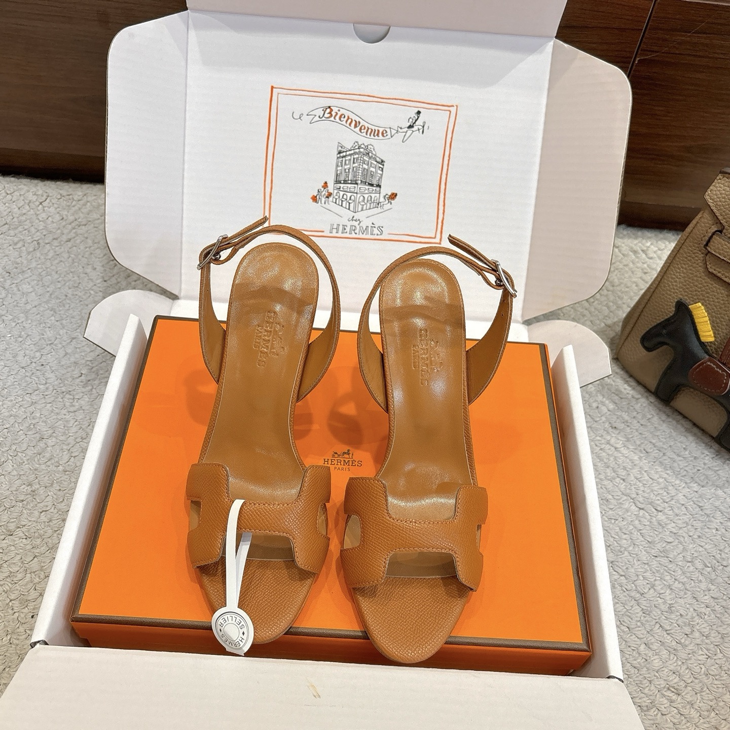 NO:927621,'9cm Photo' Hermes Classic H Sandals Series —————————Retro fashionable and versatile, super comfortable, every detail is made to the extreme, original customized Nappa calfskin/lining mixed sheepskin/original private molded layer leather heels and hardware accessories Heel height: 6.5cm and 9cm outsole original leather outsole  SIZE35~42 (40.41.42 customization is non-returnable and non-exchangeable), sandals, hermes, sandals, cowhide, sheepskin, Leather soles19860909『9cm组图』Hermes 经典H凉鞋系列 ———————————复古时尚又百搭 超级舒服 每个细节都做到极致 原版定制Nappa小牛皮/内里混种羊皮/原版私模层皮鞋跟和五金配件 跟高: 6.5cm和9cm 大底原版真皮大底 SIZE35~42（40.41.42定制不退不换）,凉鞋,hermes,sandals,cowhide,sheepskin,Leather soles,Women's Shoes