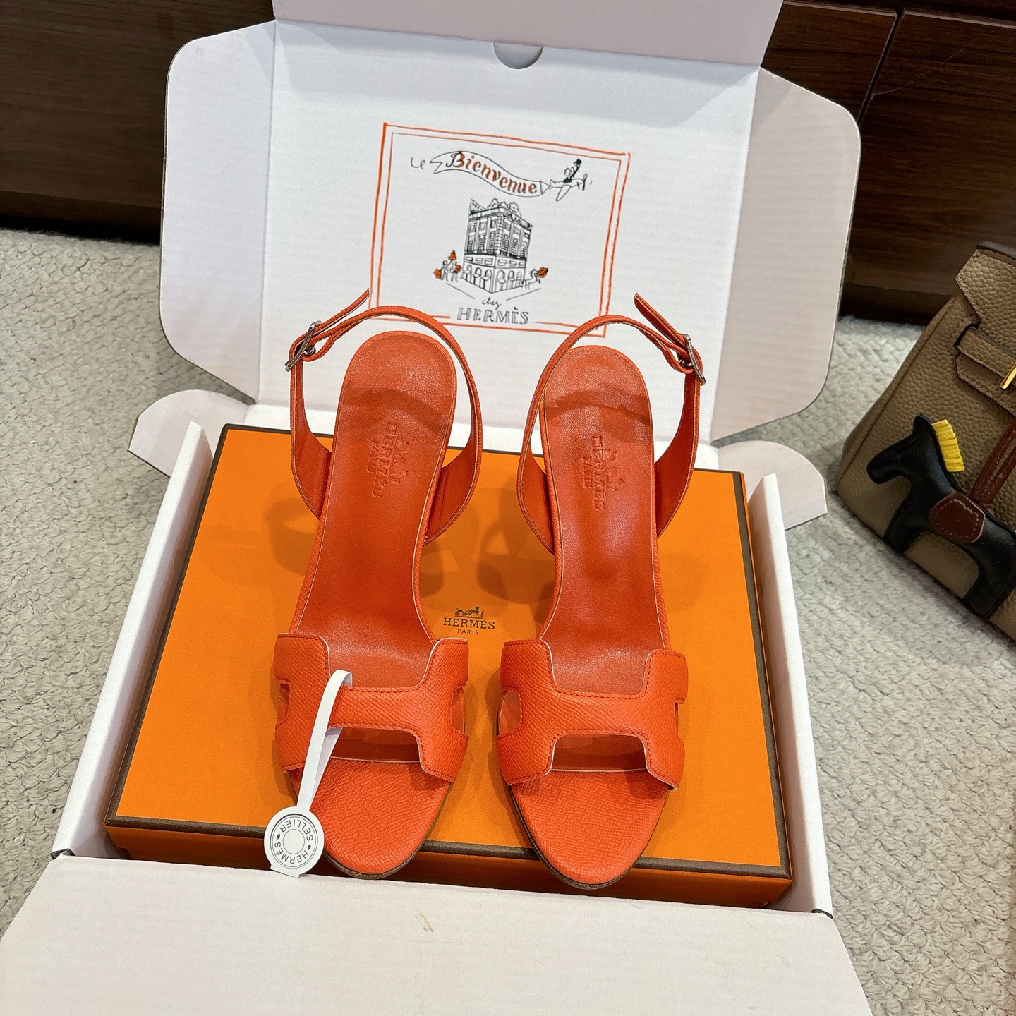 NO:692709,『9cm photo』Hermes classic H sandals series ———————————Retro fashionable and versatile, super comfortable, every detail is done to the extreme, original customized Nappa calfskin/lining mixed sheepskin/original private molded layer leather heels and hardware accessories Heel height: 6.5cm and 9cm outsole original leather outsole SIZE35~42 (40.41.42 customized non-refundable), high-heeled sandals, hermes, sandals, high  heels,cowhide,sheepskin,Leather soles19860909『9cm组图』Hermes 经典H凉鞋系列 ———————————复古时尚又百搭 超级舒服 每个细节都做到极致 原版定制Nappa小牛皮/内里混种羊皮/原版私模层皮鞋跟和五金配件 跟高: 6.5cm和9cm 大底原版真皮大底 SIZE35~42（40.41.42定制不退不换）,高跟鞋凉鞋,hermes,sandals,high heels,cowhide,sheepskin,Leather soles,Women's Shoes