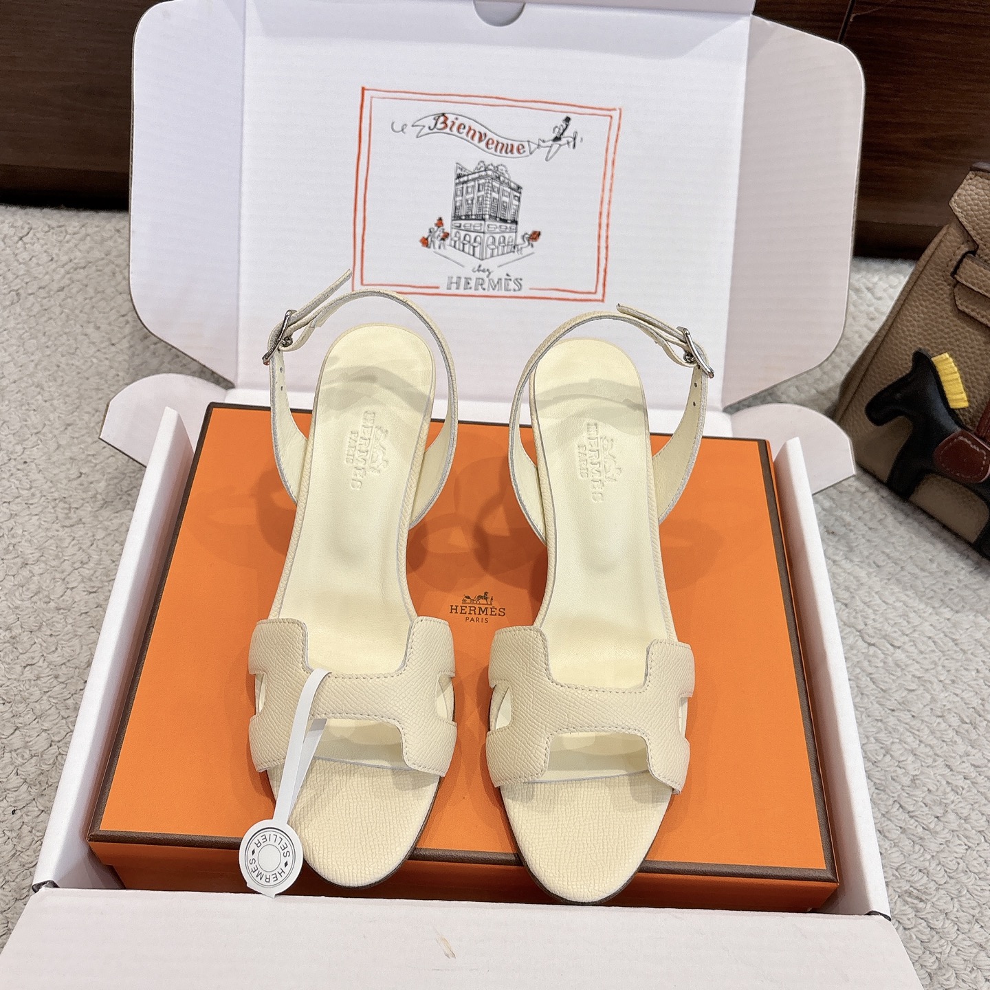 NO:692711,'6.5cm Photo' Hermes Classic H Sandals Series —————————Retro fashionable and versatile Super comfortable Every detail is made to the extreme Original customized Nappa calfskin/Mixed sheepskin lining/Original private molded layer leather heels and hardware accessories Heel height: 6.5cm and 9cm outsole Original leather outsole  SIZE35~42 (40.41.42 customized, non-refundable and non-exchangeable), high heels and sandals, hermes, sandals, high heels, cowhide, sheepskin, Leather soles19860909『6.5cm组图』Hermes 经典H凉鞋系列 ———————————复古时尚又百搭 超级舒服 每个细节都做到极致 原版定制Nappa小牛皮/内里混种羊皮/原版私模层皮鞋跟和五金配件 跟高: 6.5cm和9cm 大底原版真皮大底 SIZE35~42（40.41.42定制不退不换）,高跟鞋凉鞋,hermes,sandals,high heels,cowhide,sheepskin,Leather soles,Women's Shoes