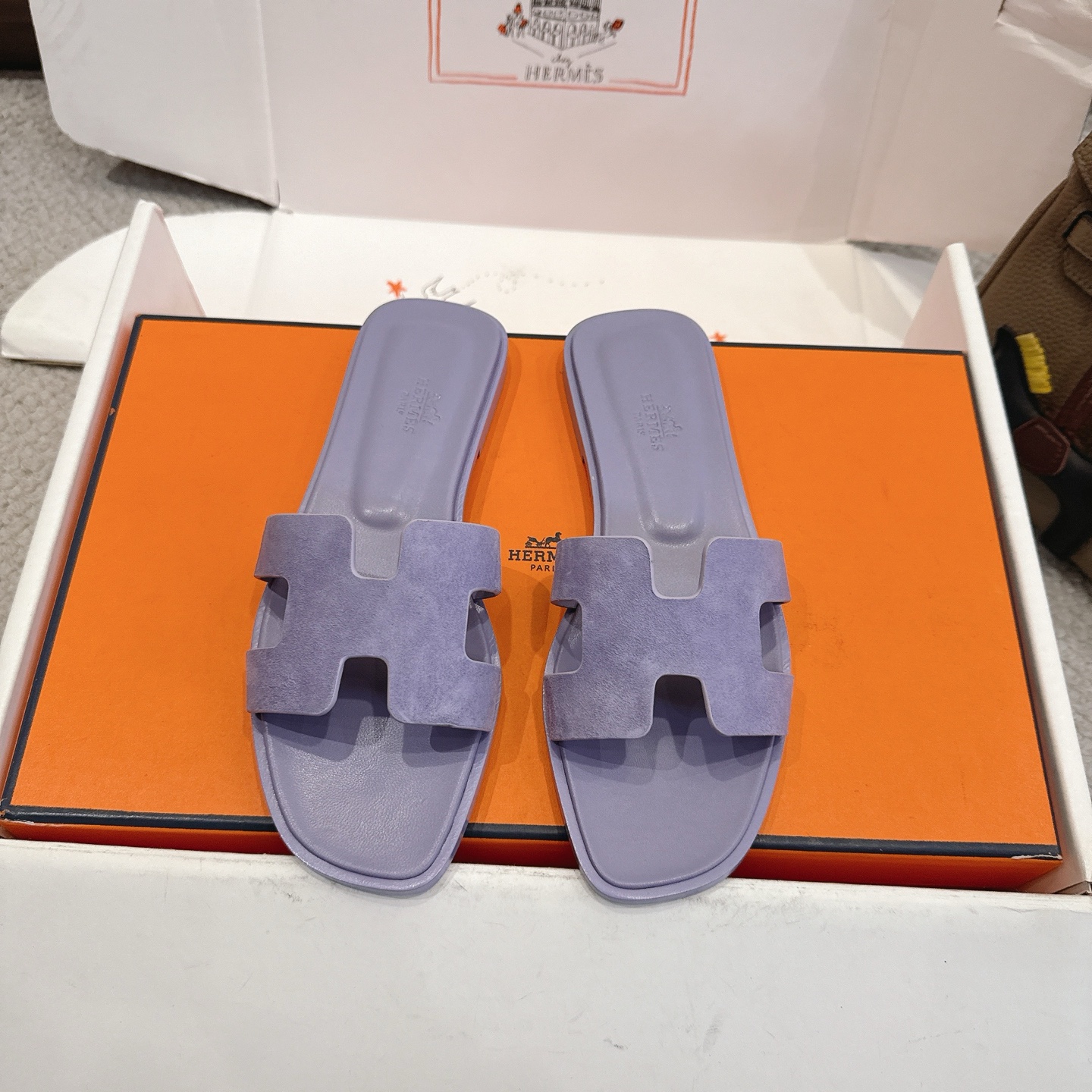 NO:706352,Hermes H slippers Oran sandals series——————————Fashionable and versatile Super comfortable Every detail is made to the extreme Original cowhide fabric Original 1:1 exclusive private mold upper/original leather welt outsole Packaging: Each pair of shoes comes with two H family series silk scarves  SIZE34~42 (34.40.41.42.43 customized, non-refundable and non-exchangeable), slippers, hermes, hermes, sandals, slippers, cowhide19860909Hermes 爱马仕H拖鞋Oran凉鞋系列———————————时尚又百搭 超级舒服 每个细节都做到极致 原版牛皮面料 原版1:1独家私模鞋面/原版真皮沿条大底  包装: 每对鞋均配有两条H家系列丝巾 SIZE34~42（34.40.41.42.43定制不退不换）,拖鞋,hermes,hermes,sandals,slippers,cowhide,Women's Shoes