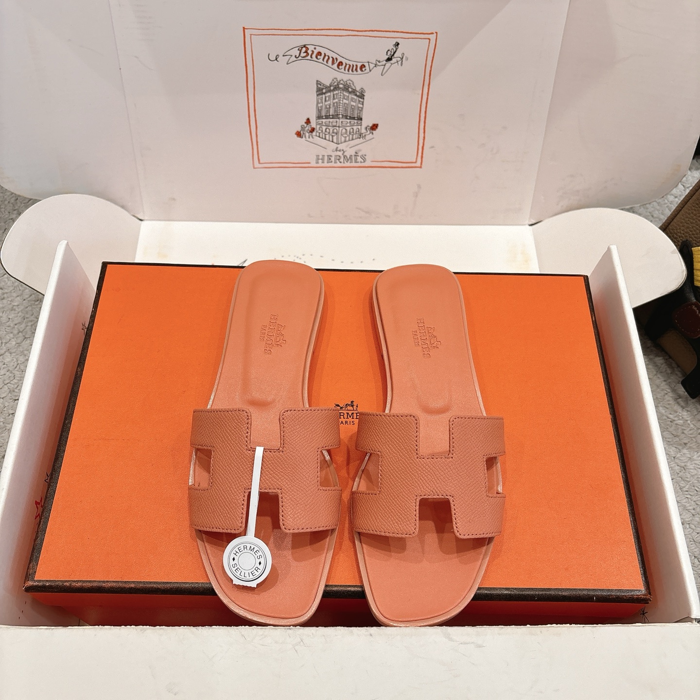 NO:758548,Hermes H slippers Oran sandals series——————————Fashionable and versatile Super comfortable Every detail is made to the extreme Original cowhide fabric Original 1:1 exclusive private mold upper/original leather welt outsole Packaging: Each pair of shoes comes with two H family series silk scarves  SIZE34~42 (34.40.41.42.43 customized, non-refundable and non-exchangeable), slippers, hermes, hermes, sandals, slippers, cowhide19860909Hermes 爱马仕H拖鞋Oran凉鞋系列———————————时尚又百搭 超级舒服 每个细节都做到极致 原版牛皮面料 原版1:1独家私模鞋面/原版真皮沿条大底  包装: 每对鞋均配有两条H家系列丝巾 SIZE34~42（34.40.41.42.43定制不退不换）,拖鞋,hermes,hermes,sandals,slippers,cowhide,Women's Shoes
