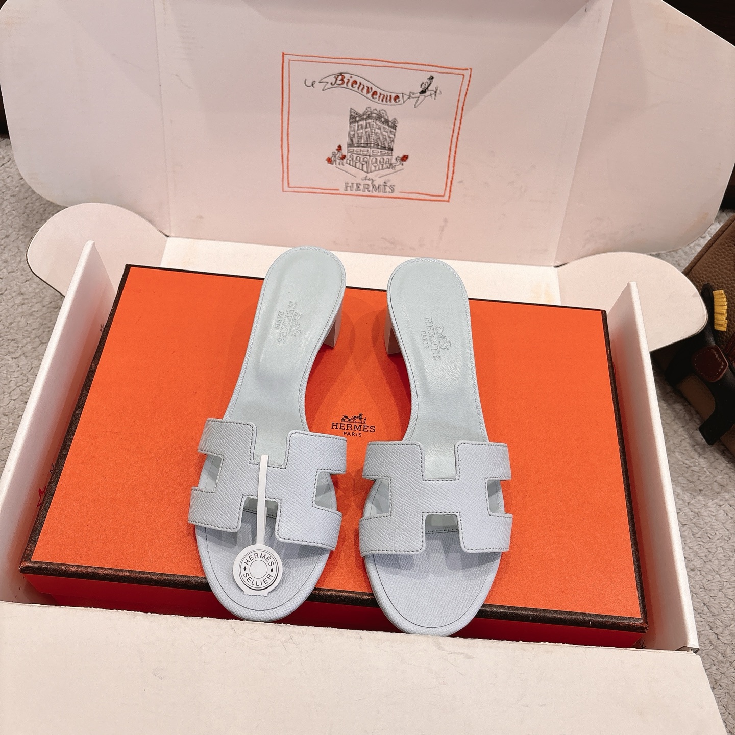 NO:758555,Hermes Hermes H slippers Oasis sandals series——————————Fashionable and versatile Super comfortable Every detail is made to the extreme Original swift calfskin Original 1:1 exclusive private mold upper/original leather outsole Heel height 5cm Packaging: Each pair of shoes comes with two H family series silk scarves  SIZE34~42 (34.40.41.42.43 customized, non-refundable and non-exchangeable), slippers, hermes, hermes, stuart weitzman, sandals, slippers, cowhide, Leather soles19860909Hermes 爱马仕H拖鞋Oasis 凉鞋系列———————————时尚又百搭 超级舒服 每个细节都做到极致 原版swift小牛皮 原版1:1独家私模鞋面/原版真皮大底  跟高5cm 包装: 每对鞋均配有两条H家系列丝巾 SIZE34~42（34.40.41.42.43定制不退不换）,拖鞋,hermes,hermes,stuart weitzman,sandals,slippers,cowhide,Leather soles,Women's Shoes