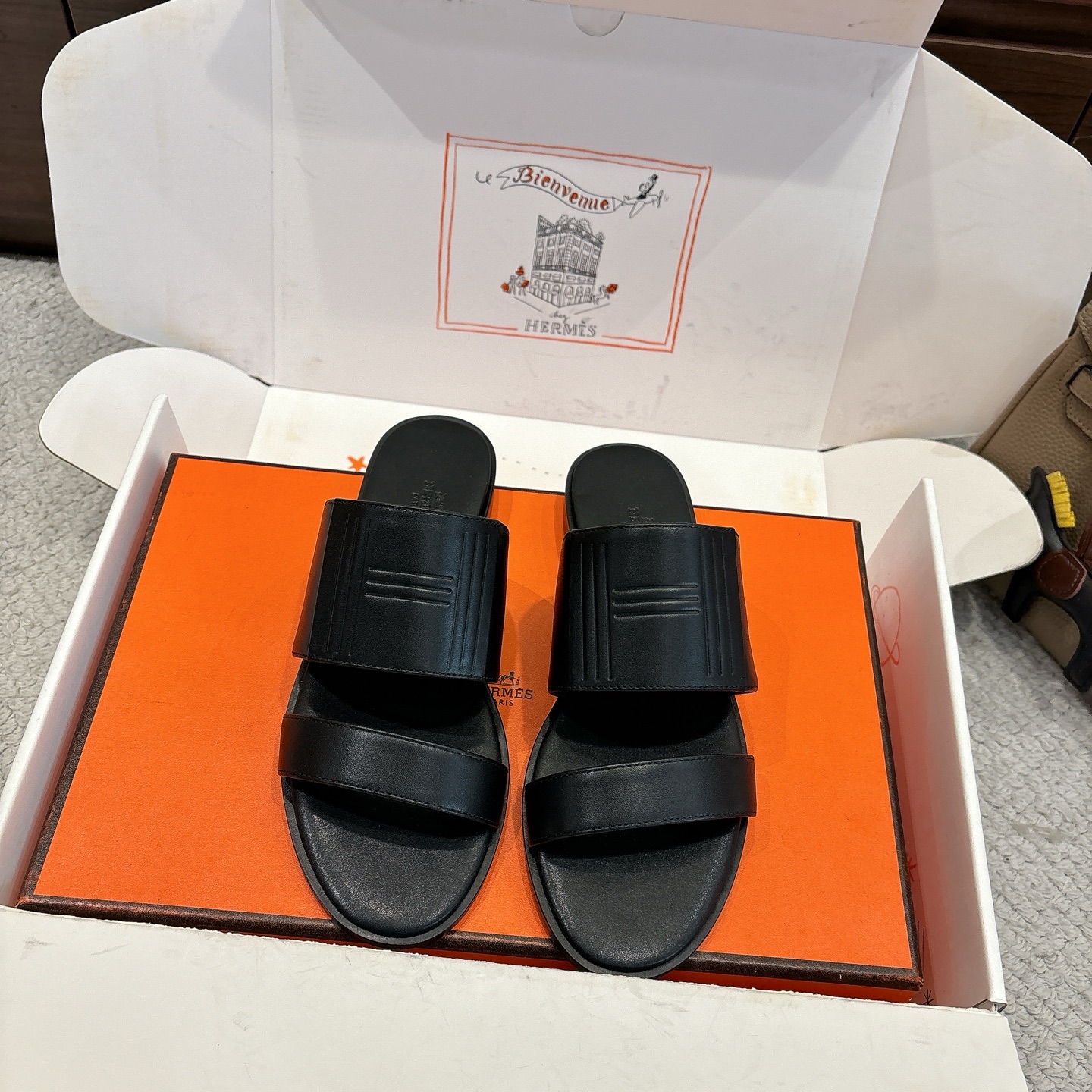 NO:758511,Hermes Mona sandal series————————————Fashionable and versatile Super comfortable Every detail is made to the extreme Original swift calfskin/suede Original 1:1 exclusive private mold upper/large machine air-pressure H three-dimensional Logo/original private mold genuine leather welt outsole SIZE35~42 (40.41.42 customized non-refundable), slippers, hermes, hermes, stuart  weitzman,sandals,slippers,cowhide,chamois leather19860909Hermes 爱马仕 Mona凉鞋系列———————————时尚又百搭 超级舒服 每个细节都做到极致 原版swift小牛皮/麂皮 原版1:1独家私模鞋面/大型机器空压H立体Logo/原版私模真皮沿条大底  SIZE35~42（40.41.42定制不退不换）,拖鞋,hermes,hermes,stuart weitzman,sandals,slippers,cowhide,chamois leather,Women's Shoes
