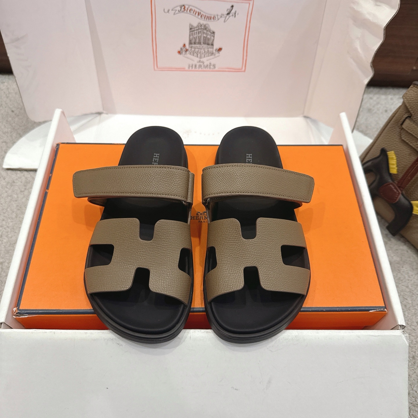 NO:758533,Men's size 50 Hermes Chypre sandals, second uncle's slippers, fresh and new ~ fashionable, energetic, fresh and spring breath. I don't need to explain much, everyone who has bought it knows TPU anti-slip outsole. Female: 35-39 (40.41 customized, non-refundable) Male: 40~44 (45.46 customized, non-refundable) Comes with double cloth bags. Cards. Certificates., slippers, hermes, sandals, slippers19860909男码50Hermes Chypre凉鞋 二舅拖鞋 鲜清艳新 ～时尚活力清气春息 不多解释了,买过的都知道 TPU防滑大底 女:35-39（40.41定做不退换）男40~44（45.46定制不退不换） 配双布袋.卡片.证书.,拖鞋,hermes,sandals,slippers,Women's Shoes