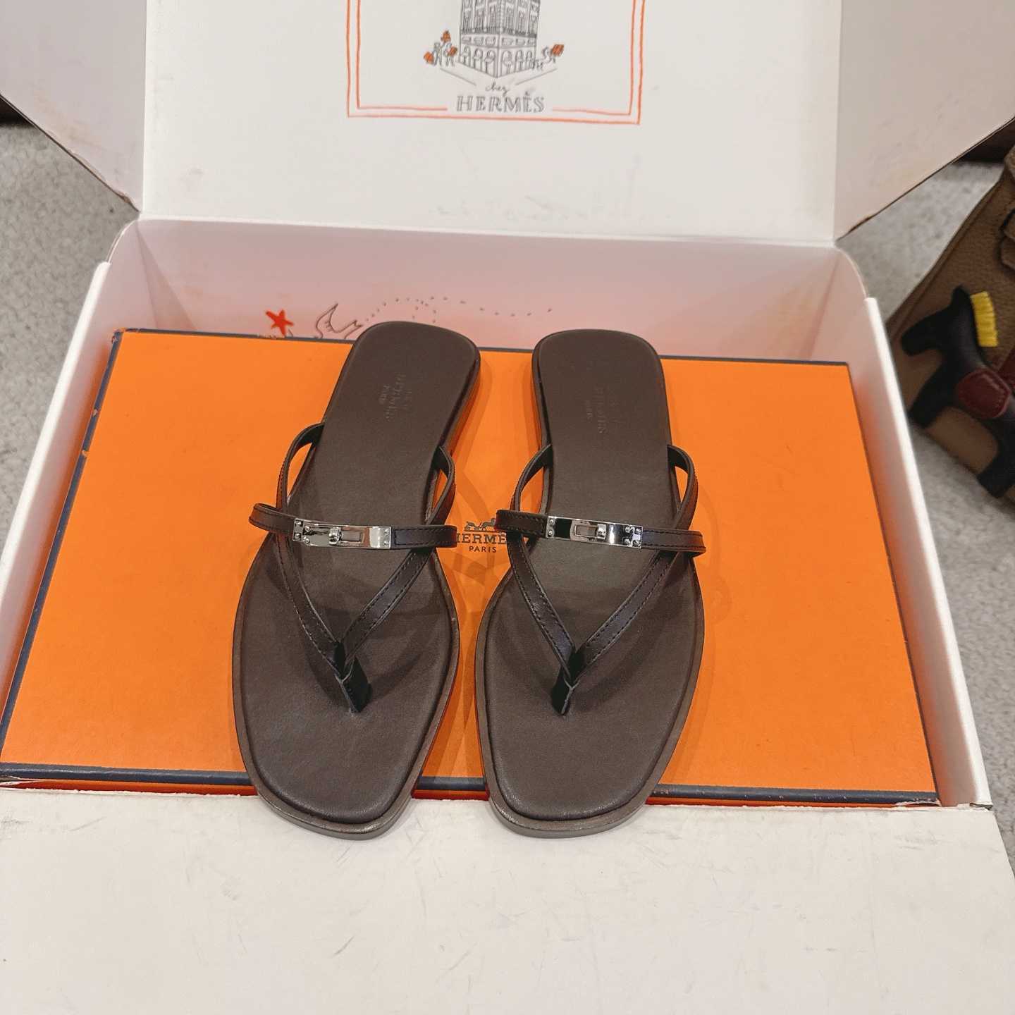 NO:758503,Hermes Miss sandal series————————————Fashionable and versatile Super comfortable Every detail is made to the extreme Original cowhide fabric Original 1:1 exclusive private mold upper/Exclusive private mold pure steel with small curvature Kelly hardware accessories/Original leather welt outsole (My hardware accessories have the same curvature as ZP, not the straight version of the market version)  SIZE34~42 (34.40.41.42.43 customized, non-refundable and non-exchangeable), split-toe shoes, hermes, hermes, sandals, cowhide19860909Hermes 爱马仕 Miss 凉鞋系列———————————时尚又百搭 超级舒服 每个细节都做到极致 原版牛皮面料 原版1:1独家私模鞋面/独家私模纯钢带弧度小Kelly五金配件/原版真皮沿条大底 （我家的五金配件和ZP一样带弧度的,不是市场版本直的） SIZE34~42（34.40.41.42.43定制不退不换）,分趾鞋,hermes,hermes,sandals,cowhide,Women's Shoes