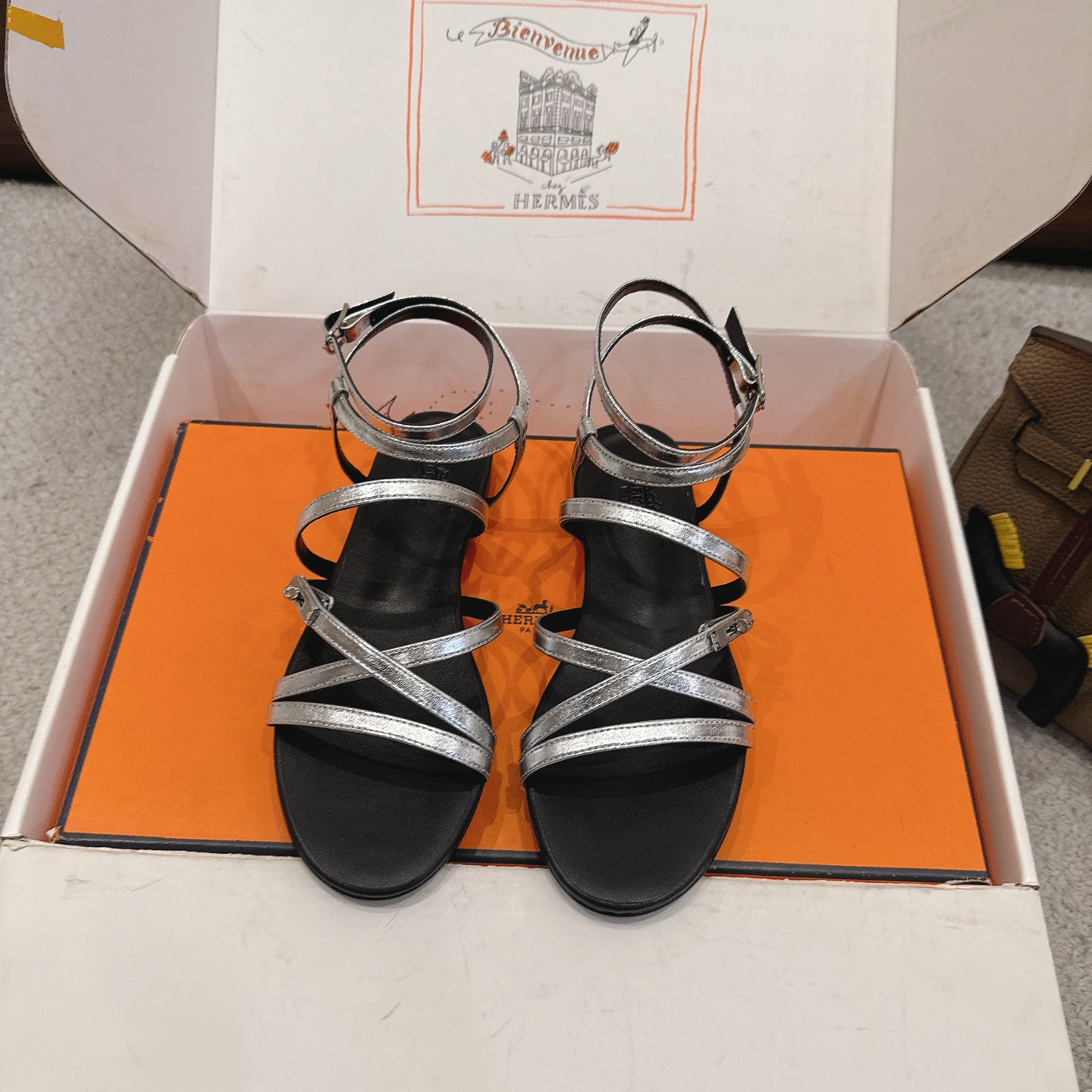 NO:758540,Hermes Lullaby sandals series————————————Fashionable and versatile Super comfortable Every detail is made to the extreme The original whole strap is seamlessly made / Original 1:1 exclusive private model Little Kelly hardware fastener mold / Original leather combination outsole SIZE35~42 (40.41.42 customized non-refundable), sandals, hermes, hermes, sandals19860909Hermes 爱马仕 Lullaby凉鞋系列———————————时尚又百搭 超级舒服 每个细节都做到极致 原版整条带子无缝做工/ 原版1:1独家私模小Kelly 五金扣件模具/原版真皮组合大底 SIZE35~42（40.41.42定制不退不换）,凉鞋,hermes,hermes,sandals,Women's Shoes