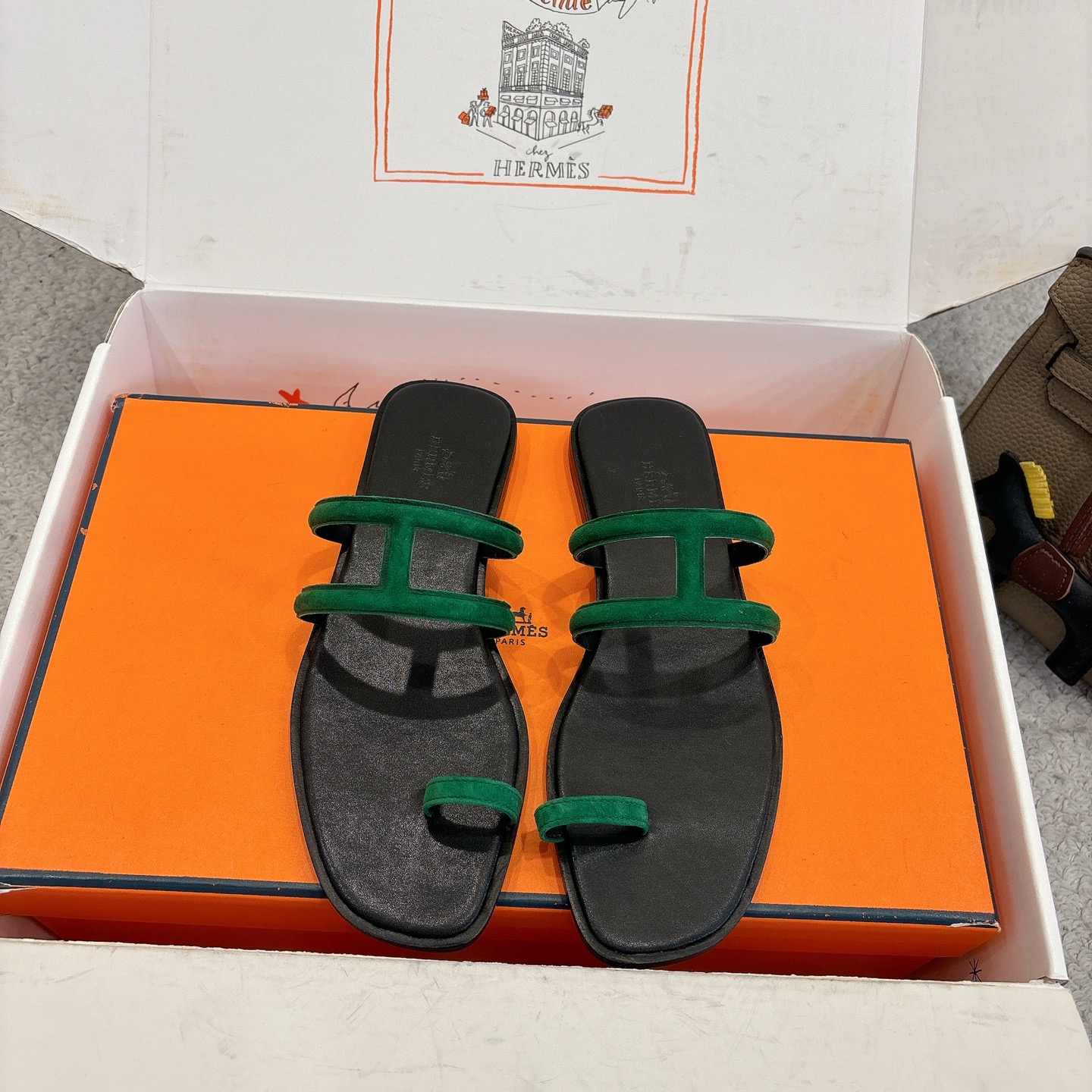 NO:758497,Hermes Georgia sandals series——————————Fashionable and versatile Super comfortable Every detail is made to the extreme Original suede Original 1:1 exclusive private mold upper/original leather welt outsole SIZE34~42 (34.40.41.42 customization is non-returnable and non-exchangeable), split-toe shoes, hermes, hermes, sandals, chamois leather19860909Hermes 爱马仕Georgia凉鞋系列———————————时尚又百搭 超级舒服 每个细节都做到极致 原版麂皮 原版1:1独家私模鞋面/原版真皮沿条大底  SIZE34~42（34.40.41.42定制不退不换）,分趾鞋,hermes,hermes,sandals,chamois leather,Women's Shoes