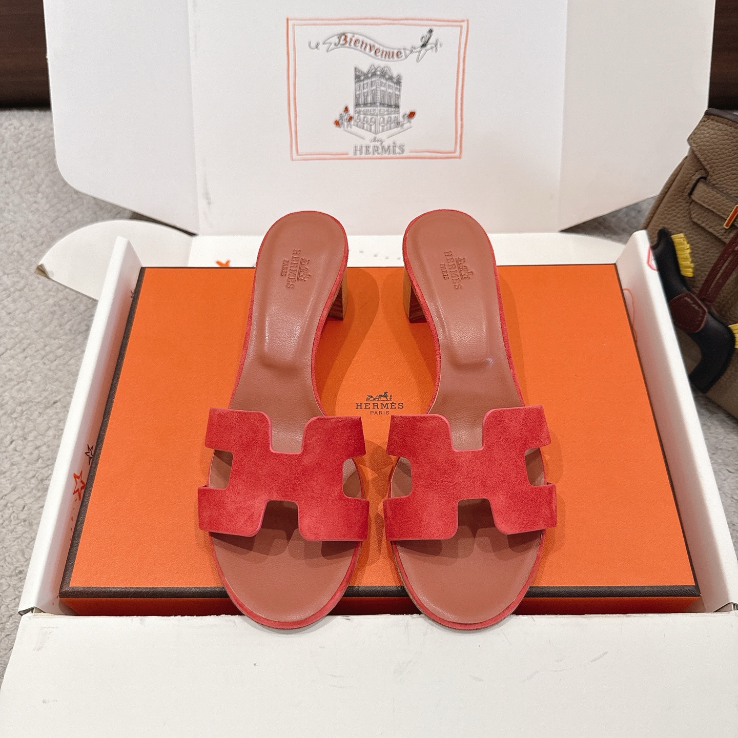 NO:758477,Hermes Hermes H slippers Oasis sandals series——————————Fashionable and versatile Super comfortable Every detail is made to the extreme Original swift calfskin Original 1:1 exclusive private mold upper/original leather outsole Heel height 5cm Packaging: Each pair of shoes comes with two H family series silk scarves  SIZE34~42 (34.40.41.42.43 customized, non-refundable and non-exchangeable), slippers, hermes, hermes, stuart weitzman, sandals, slippers, cowhide, Leather soles19860909Hermes 爱马仕H拖鞋Oasis 凉鞋系列———————————时尚又百搭 超级舒服 每个细节都做到极致 原版swift小牛皮 原版1:1独家私模鞋面/原版真皮大底  跟高5cm 包装: 每对鞋均配有两条H家系列丝巾 SIZE34~42（34.40.41.42.43定制不退不换）,拖鞋,hermes,hermes,stuart weitzman,sandals,slippers,cowhide,Leather soles,Women's Shoes