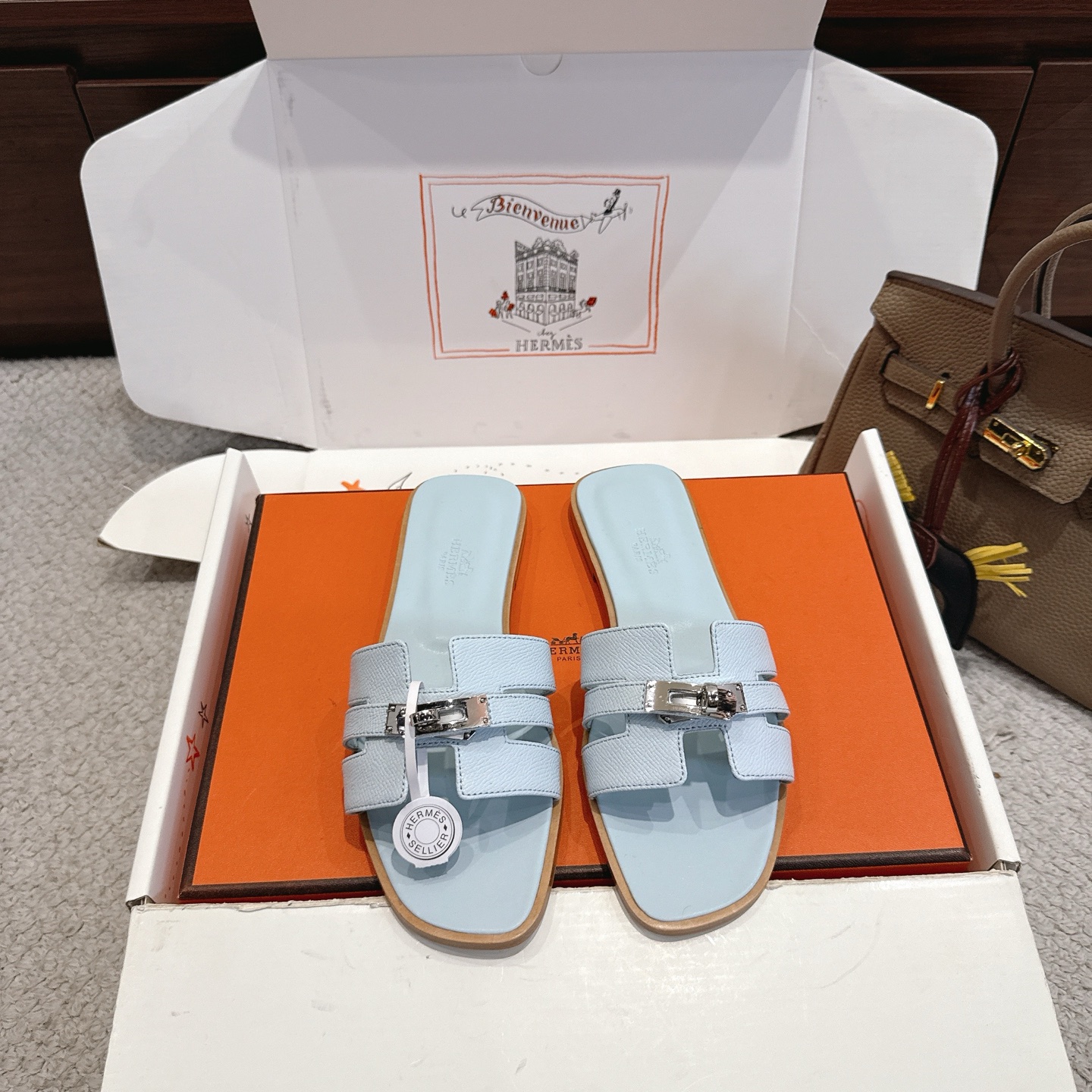 NO:927527,Hermes H slippers Kelly hardware buckle series——————————Fashionable and versatile Super comfortable Every detail is made to the extreme Original cowhide fabric Original 1:1 exclusive private mold upper/original leather welt outsole Packaging: Each pair of shoes comes with two H family series silk scarves  SIZE34~42 (34.40.41.42.43 customized, non-refundable and non-exchangeable), slippers, hermes, hermes, slippers, cowhide19860909Hermes 爱马仕H拖鞋Kelly 五金扣系列———————————时尚又百搭 超级舒服 每个细节都做到极致 原版牛皮面料 原版1:1独家私模鞋面/原版真皮沿条大底  包装: 每对鞋均配有两条H家系列丝巾 SIZE34~42（34.40.41.42.43定制不退不换）,拖鞋,hermes,hermes,slippers,cowhide,Women's Shoes