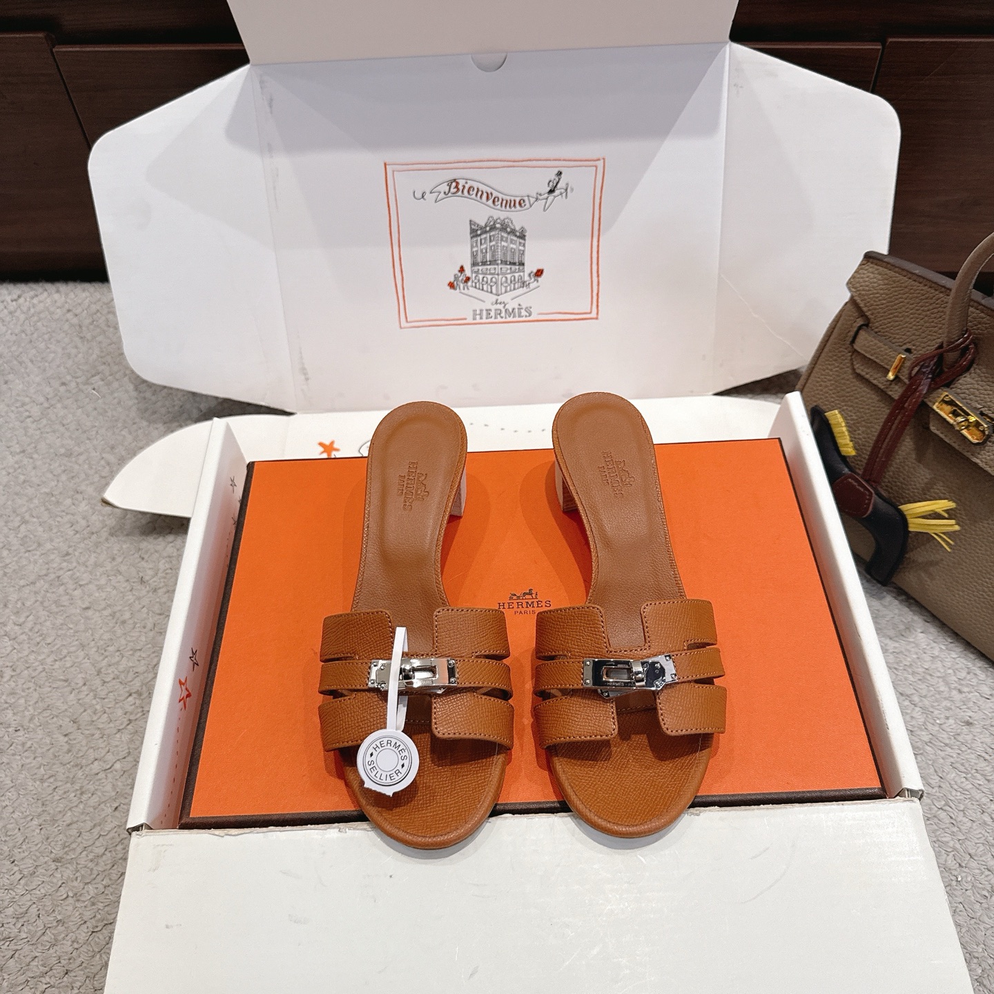 NO:927536,Hermes H slides Kelly buckle hardware sandals series——————————Fashionable and versatile Super comfortable Every detail is made to the extreme Original swift calfskin Original 1:1 exclusive private mold upper/original leather outsole Heel height 5cm Packaging: Each pair of shoes comes with two H family series silk scarves  SIZE34~42 (34.40.41.42.43 customized, non-refundable and non-exchangeable), slippers, hermes, hermes, stuart weitzman, sandals, slippers, cowhide, Leather soles19860909Hermes 爱马仕H拖 Kelly扣 五金凉鞋系列———————————时尚又百搭 超级舒服 每个细节都做到极致 原版swift小牛皮 原版1:1独家私模鞋面/原版真皮大底  跟高5cm 包装: 每对鞋均配有两条H家系列丝巾 SIZE34~42（34.40.41.42.43定制不退不换）,拖鞋,hermes,hermes,stuart weitzman,sandals,slippers,cowhide,Leather soles,Women's Shoes