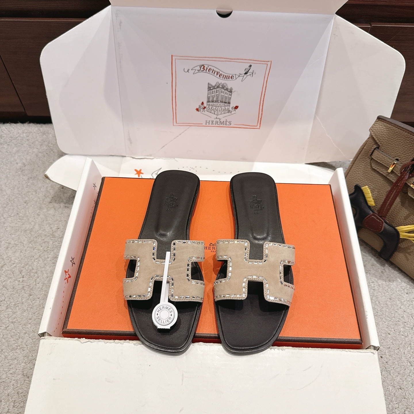 NO:927562,Hermes H slippers Oran sandals series——————————Fashionable and versatile Super comfortable Every detail is made to the extreme Original swift calfskin Original 1:1 exclusive private mold upper/original leather welt outsole Packaging: Each pair of shoes comes with two H family series silk scarves SIZE34~42 (34.40.41.42 customization is non-returnable and non-exchangeable), slippers, hermes, hermes, stuart  weitzman,sandals,slippers,cowhide19860909Hermes 爱马仕H拖鞋Oran凉鞋系列———————————时尚又百搭 超级舒服 每个细节都做到极致 原版swift小牛皮 原版1:1独家私模鞋面/原版真皮沿条大底  包装: 每对鞋均配有两条H家系列丝巾 SIZE34~42（34.40.41.42定制不退不换）,拖鞋,hermes,hermes,stuart weitzman,sandals,slippers,cowhide,Women's Shoes