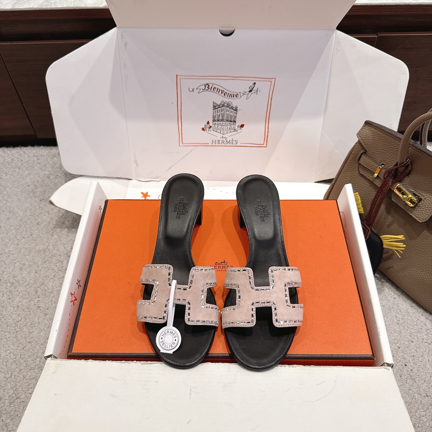 NO:927569,Hermes H slippers Oasis sandals series——————————Fashionable and versatile Super comfortable Every detail is made to the extreme Original swift calfskin Original 1:1 exclusive private mold upper/original leather outsole Heel height 4.5cm Packaging: Each pair of shoes comes with two H family series silk scarves  SIZE34~42 (34.40.41.42.43 customized, non-refundable and non-exchangeable), slippers, hermes, hermes, stuart weitzman, sandals, slippers, cowhide, Leather soles19860909Hermes 爱马仕H拖鞋Oasis 凉鞋系列———————————时尚又百搭 超级舒服 每个细节都做到极致 原版swift小牛皮 原版1:1独家私模鞋面/原版真皮大底  跟高4.5cm 包装: 每对鞋均配有两条H家系列丝巾 SIZE34~42（34.40.41.42.43定制不退不换）,拖鞋,hermes,hermes,stuart weitzman,sandals,slippers,cowhide,Leather soles,Women's Shoes