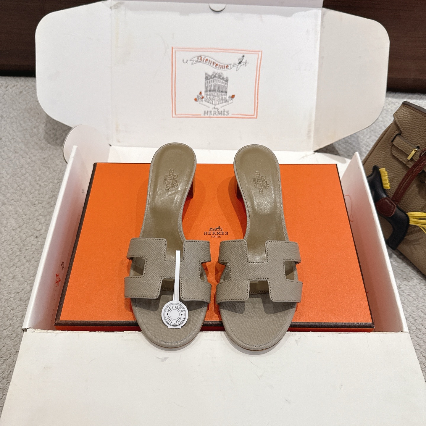 NO:927620,Hermes H slippers Oasis sandals series——————————Fashionable and versatile Super comfortable Every detail is made to the extreme Original swift calfskin Original 1:1 exclusive private mold upper/original leather outsole Heel height 4.5cm Packaging: Each pair of shoes comes with two H family series silk scarves  SIZE34~42 (34.40.41.42.43 customized, non-refundable and non-exchangeable), slippers, hermes, hermes, stuart weitzman, sandals, slippers, cowhide, Leather soles19860909Hermes 爱马仕H拖鞋Oasis 凉鞋系列———————————时尚又百搭 超级舒服 每个细节都做到极致 原版swift小牛皮 原版1:1独家私模鞋面/原版真皮大底  跟高4.5cm 包装: 每对鞋均配有两条H家系列丝巾 SIZE34~42（34.40.41.42.43定制不退不换）,拖鞋,hermes,hermes,stuart weitzman,sandals,slippers,cowhide,Leather soles,Women's Shoes