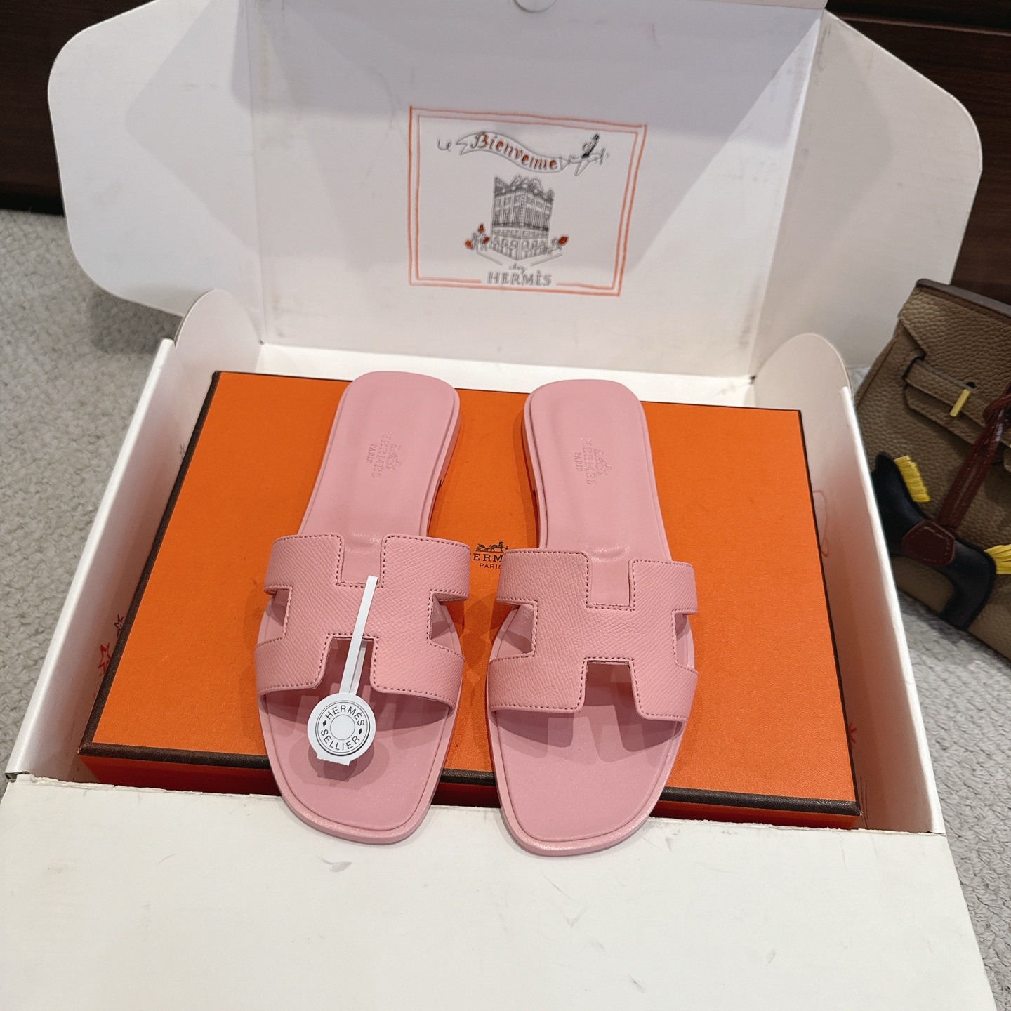 NO:927628,Hermes H slippers Oran sandals series——————————Fashionable and versatile Super comfortable Every detail is made to the extreme Original cowhide fabric Original 1:1 exclusive private mold upper/original leather welt outsole Packaging: Each pair of shoes comes with two H family series silk scarves  SIZE34~42 (34.40.41.42.43 customized, non-refundable and non-exchangeable), slippers, hermes, hermes, sandals, slippers, cowhide19860909Hermes 爱马仕H拖鞋Oran凉鞋系列———————————时尚又百搭 超级舒服 每个细节都做到极致 原版牛皮面料 原版1:1独家私模鞋面/原版真皮沿条大底  包装: 每对鞋均配有两条H家系列丝巾 SIZE34~42（34.40.41.42.43定制不退不换）,拖鞋,hermes,hermes,sandals,slippers,cowhide,Women's Shoes