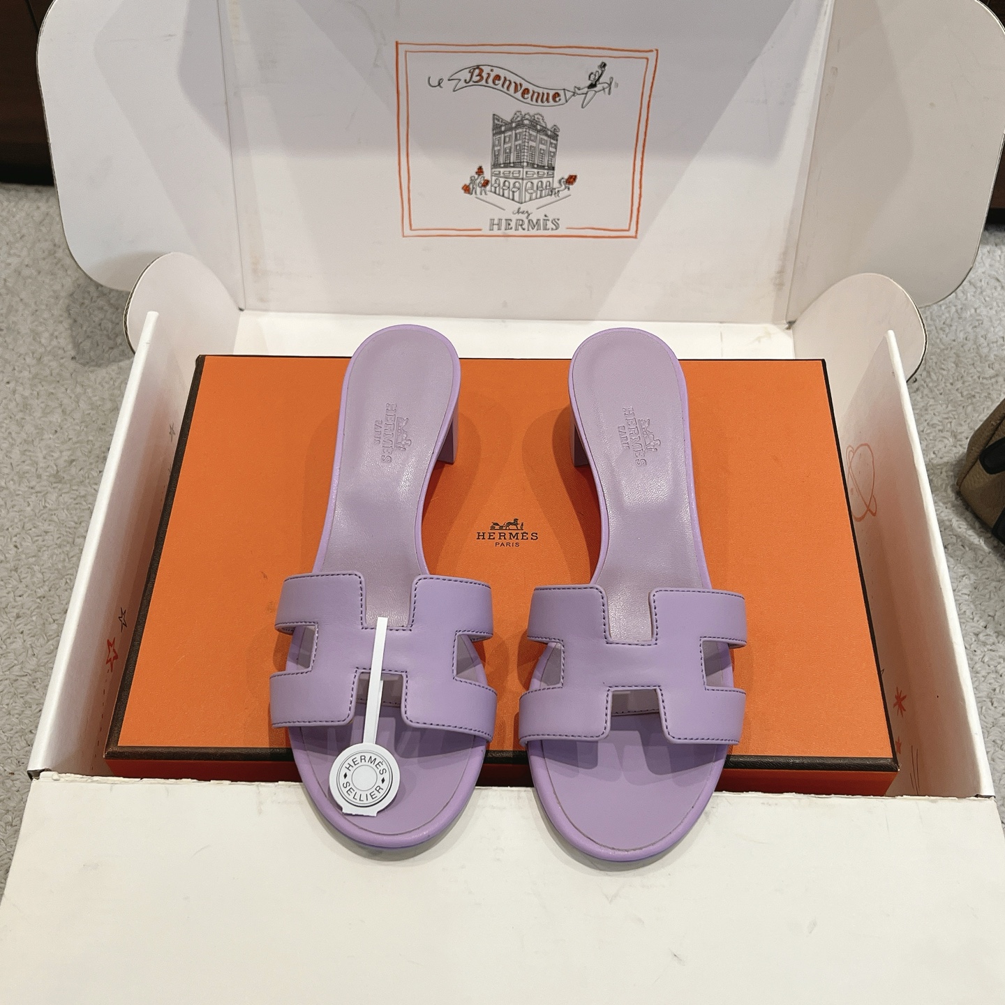 NO:927564,Hermes H slippers Oasis sandals series——————————Fashionable and versatile Super comfortable Every detail is made to the extreme Original swift calfskin Original 1:1 exclusive private mold upper/original leather outsole Heel height 4.5cm Packaging: Each pair of shoes comes with two H family series silk scarves  SIZE34~42 (34.40.41.42.43 customized, non-refundable and non-exchangeable), slippers, hermes, hermes, stuart weitzman, sandals, slippers, cowhide, Leather soles19860909Hermes 爱马仕H拖鞋Oasis 凉鞋系列———————————时尚又百搭 超级舒服 每个细节都做到极致 原版swift小牛皮 原版1:1独家私模鞋面/原版真皮大底  跟高4.5cm 包装: 每对鞋均配有两条H家系列丝巾 SIZE34~42（34.40.41.42.43定制不退不换）,拖鞋,hermes,hermes,stuart weitzman,sandals,slippers,cowhide,Leather soles,Women's Shoes