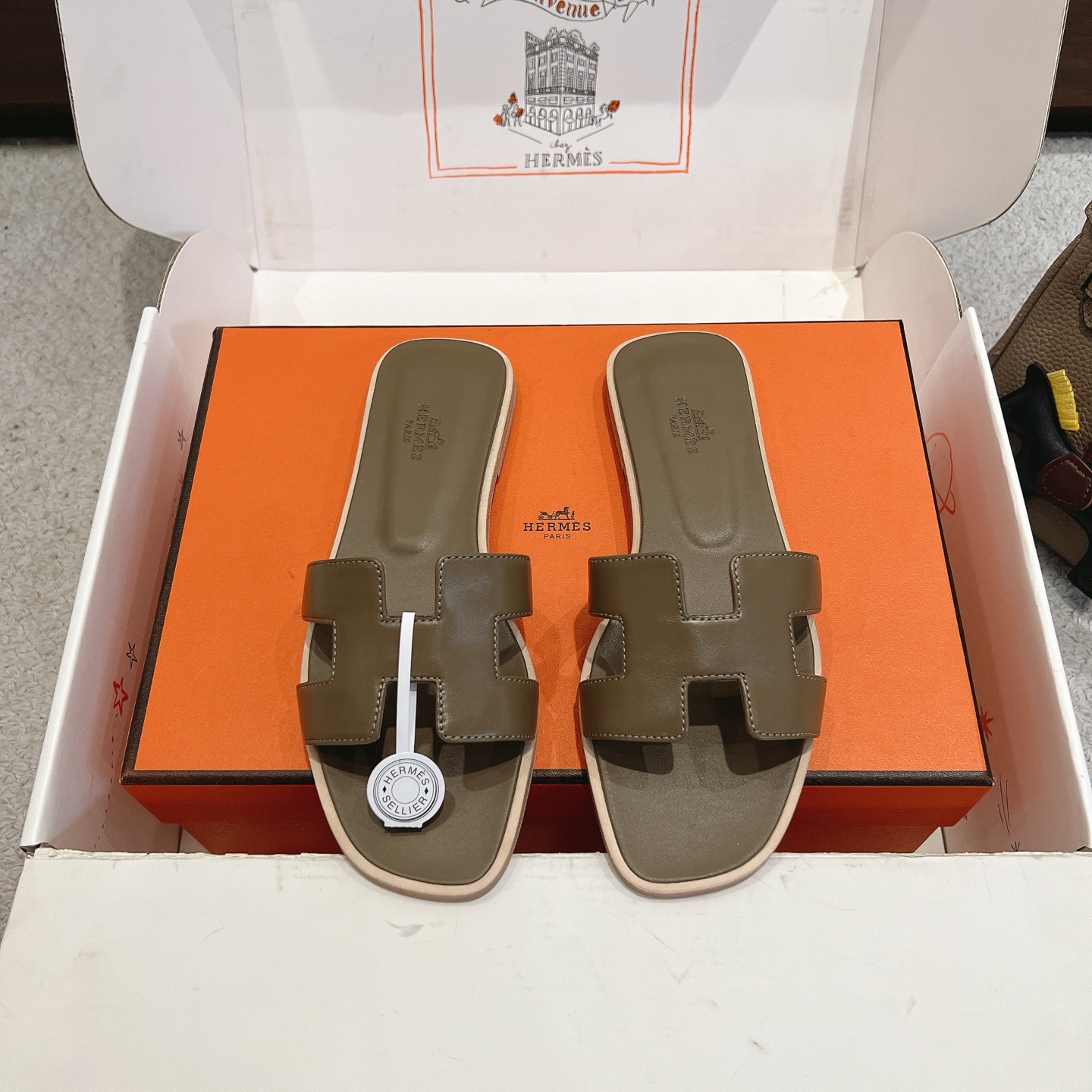 NO:927570,Hermes H slippers Oran sandals series——————————Fashionable and versatile Super comfortable Every detail is made to the extreme Original cowhide fabric Original 1:1 exclusive private mold upper/original leather welt outsole Packaging: Each pair of shoes comes with two H family series silk scarves  SIZE34~42 (34.40.41.42.43 customized, non-refundable and non-exchangeable), slippers, hermes, hermes, sandals, slippers, cowhide19860909Hermes 爱马仕H拖鞋Oran凉鞋系列———————————时尚又百搭 超级舒服 每个细节都做到极致 原版牛皮面料 原版1:1独家私模鞋面/原版真皮沿条大底  包装: 每对鞋均配有两条H家系列丝巾 SIZE34~42（34.40.41.42.43定制不退不换）,拖鞋,hermes,hermes,sandals,slippers,cowhide,Women's Shoes