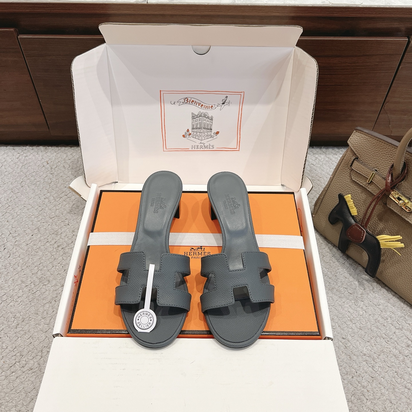 NO:927635,Hermes H slippers Oasis sandals series——————————Fashionable and versatile Super comfortable Every detail is made to the extreme Original swift calfskin Original 1:1 exclusive private mold upper/original leather outsole Heel height 4.5cm Packaging: Each pair of shoes comes with two H family series silk scarves  SIZE34~42 (34.40.41.42.43 customized, non-refundable and non-exchangeable), slippers, hermes, hermes, stuart weitzman, sandals, slippers, cowhide, Leather soles19860909Hermes 爱马仕H拖鞋Oasis 凉鞋系列———————————时尚又百搭 超级舒服 每个细节都做到极致 原版swift小牛皮 原版1:1独家私模鞋面/原版真皮大底  跟高4.5cm 包装: 每对鞋均配有两条H家系列丝巾 SIZE34~42（34.40.41.42.43定制不退不换）,拖鞋,hermes,hermes,stuart weitzman,sandals,slippers,cowhide,Leather soles,Women's Shoes