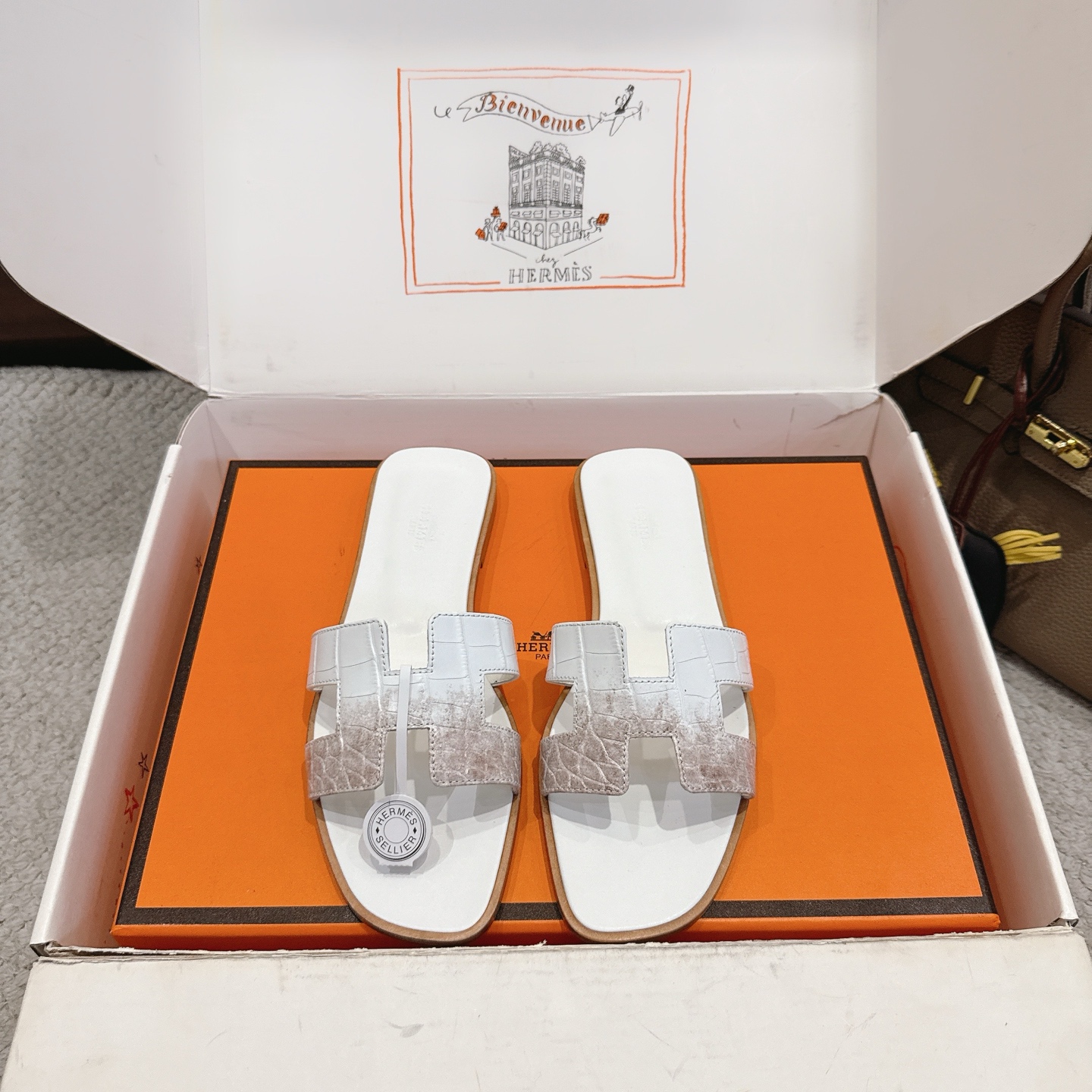 NO:927544,Hermes H slippers Oran sandals series——————————Fashionable and versatile Super comfortable Every detail is made to the extreme Original cowhide fabric Original 1:1 exclusive private mold upper/original leather welt outsole Packaging: Each pair of shoes comes with two H family series silk scarves  SIZE34~42 (34.40.41.42.43 customized, non-refundable and non-exchangeable), slippers, hermes, hermes, sandals, slippers, cowhide19860909Hermes 爱马仕H拖鞋Oran凉鞋系列———————————时尚又百搭 超级舒服 每个细节都做到极致 原版牛皮面料 原版1:1独家私模鞋面/原版真皮沿条大底  包装: 每对鞋均配有两条H家系列丝巾 SIZE34~42（34.40.41.42.43定制不退不换）,拖鞋,hermes,hermes,sandals,slippers,cowhide,Women's Shoes