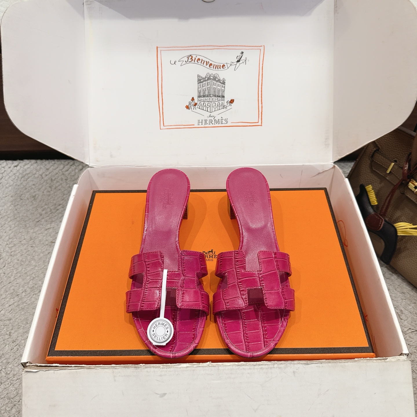 NO:927466,Hermes H slippers Oasis sandals series——————————Fashionable and versatile Super comfortable Every detail is made to the extreme Original swift calfskin Original 1:1 exclusive private mold upper/original leather outsole Heel height 4.5cm Packaging: Each pair of shoes comes with two H family series silk scarves  SIZE34~42 (34.40.41.42.43 customized, non-refundable and non-exchangeable), slippers, hermes, hermes, stuart weitzman, sandals, slippers, cowhide, Leather soles19860909Hermes 爱马仕H拖鞋Oasis 凉鞋系列———————————时尚又百搭 超级舒服 每个细节都做到极致 原版swift小牛皮 原版1:1独家私模鞋面/原版真皮大底  跟高4.5cm 包装: 每对鞋均配有两条H家系列丝巾 SIZE34~42（34.40.41.42.43定制不退不换）,拖鞋,hermes,hermes,stuart weitzman,sandals,slippers,cowhide,Leather soles,Women's Shoes