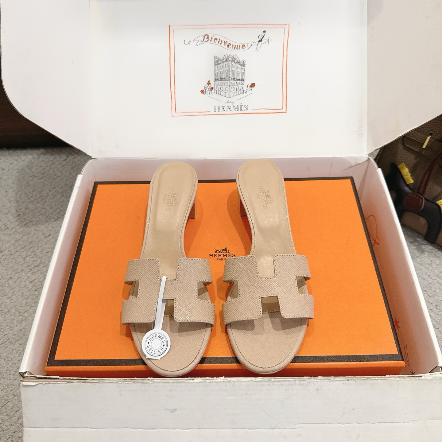 NO:927667,『New color matching for palm print』Hermes H slippers Oasis sandals series————————Fashionable and versatile Super comfortable Every detail is made to the extreme Original swift calfskin Original 1:1 exclusive private mold upper/original leather outsole Heel height 4.5cm Packaging: Each pair of shoes comes with two H family series silk scarves  SIZE34~42 (34.40.41.42.43 customized, non-refundable and non-exchangeable), slippers, hermes, hermes, stuart weitzman, sandals, slippers, cowhide, Leather soles19860909『 掌纹新配色 』Hermes 爱马仕H拖鞋Oasis 凉鞋系列———————————时尚又百搭 超级舒服 每个细节都做到极致 原版swift小牛皮 原版1:1独家私模鞋面/原版真皮大底  跟高4.5cm 包装: 每对鞋均配有两条H家系列丝巾 SIZE34~42（34.40.41.42.43定制不退不换）,拖鞋,hermes,hermes,stuart weitzman,sandals,slippers,cowhide,Leather soles,Women's Shoes