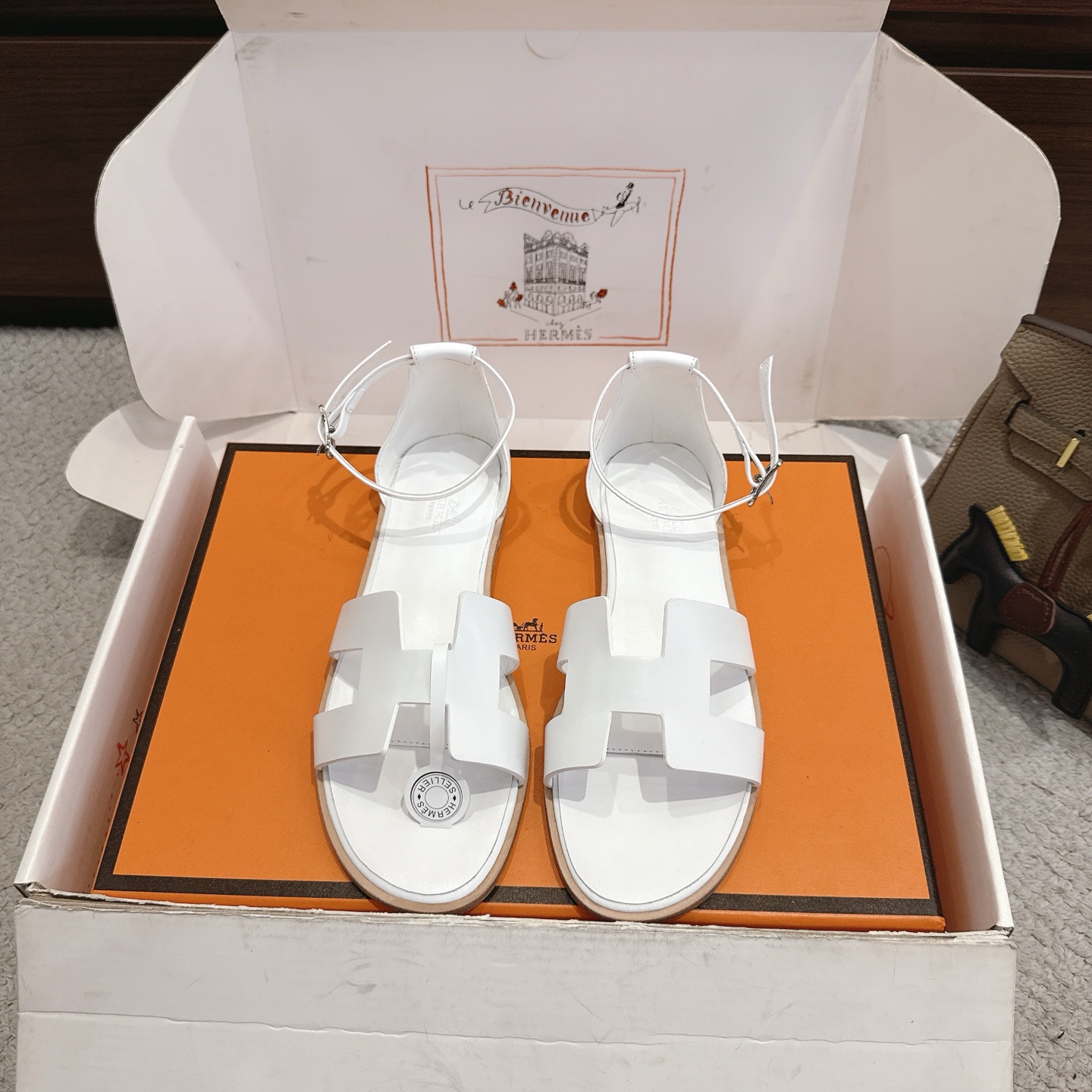 NO:927518,The new design inspiration of Hermes classic Santorini sandals still follows the traditional classic H upper, with exquisite ankle straps and adjustable straps, suitable for daily wear, creating a fashionable and leisurely style. High-end customization, exclusive products, the highest version in the industry. The same enamel as the exclusive counter in the industry is made one-on-one by hand. Exclusive outsole original genuine leather welt outsole Exclusive leather material: imported Italian cowhide Exclusive inner foot pads: pure imported Italian goatskin Size:  34~42 (40.41.42 custom orders are non-refundable and non-exchangeable), slippers, hermes, sandals, slippers, cowhide, sheepskin19860909Hermes 经典Santorini 凉鞋 新设计灵感还是遵循传统经典 H 鞋面,搭配精致踝带、可调节系带,适合日常穿着、打造时尚悠闲风格 高端订制,独家产品 ,行业最高版本 业内独家专柜一样的珐琅纯手一对一制作. 独家大底原版真皮沿条大底 独家皮料:进口意大利牛皮 独家内里垫脚: 纯进口意大利山羊皮 size正码: 34~42（40.41.42订制不退不换）,拖鞋,hermes,sandals,slippers,cowhide,sheepskin,Women's Shoes