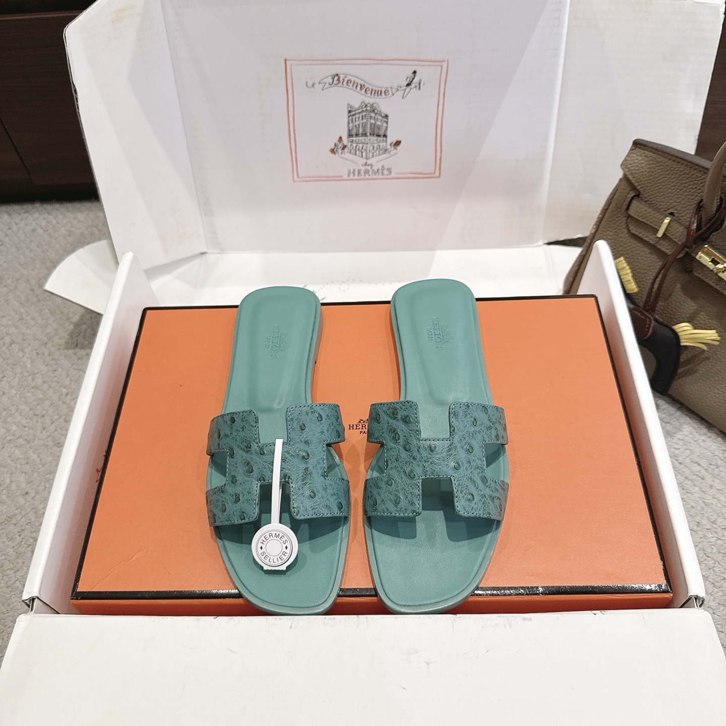NO:927478,Ostrich pattern Hermes H slippers Oran sandals series——————————Fashionable and versatile Super comfortable Every detail is made to the extreme Original cowhide embossed fabric Original 1:1 exclusive private mold upper/original leather welt outsole Packaging: Each pair of shoes comes with two H family series silk scarves  SIZE34~42 (34.40.41.42.43 customized, non-refundable and non-exchangeable), slippers, hermes, hermes, sandals, slippers, cowhide19860909鸵鸟纹Hermes 爱马仕H拖鞋Oran凉鞋系列———————————时尚又百搭 超级舒服 每个细节都做到极致 原版牛皮压纹面料 原版1:1独家私模鞋面/原版真皮沿条大底  包装: 每对鞋均配有两条H家系列丝巾 SIZE34~42（34.40.41.42.43定制不退不换）,拖鞋,hermes,hermes,sandals,slippers,cowhide,Women's Shoes