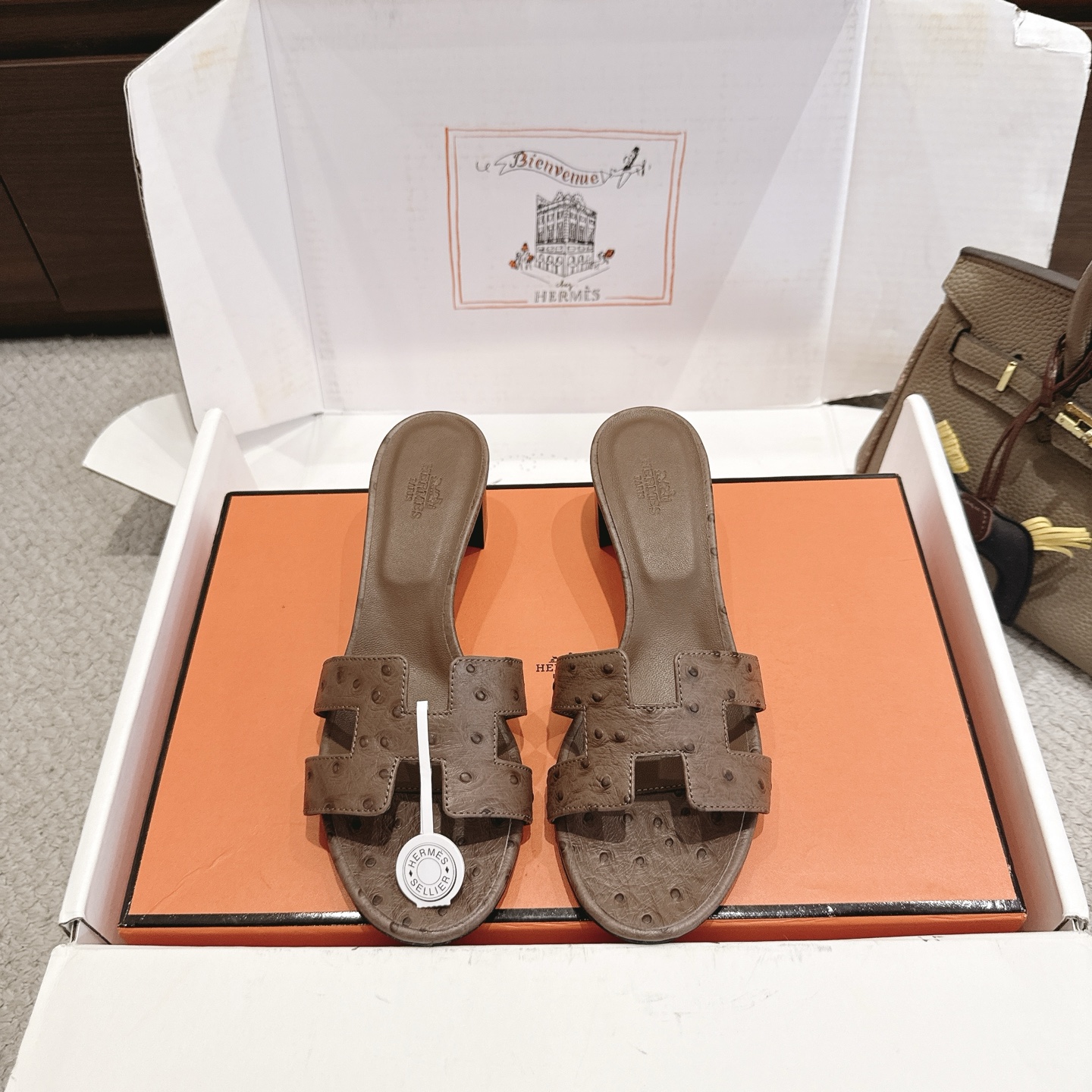 NO:927489,Ostrich pattern Hermes H slippers Oasis sandals series——————————Fashionable and versatile Super comfortable Every detail is made to the extreme Original swift calfskin Original 1:1 exclusive private mold upper/original leather outsole Heel height 4.5cm Packaging: Each pair of shoes comes with two H family series silk scarves  SIZE34~42 (34.40.41.42.43 customized, non-refundable and non-exchangeable), slippers, hermes, hermes, stuart weitzman, sandals, slippers, cowhide, Leather soles19860909鸵鸟纹Hermes 爱马仕H拖鞋Oasis 凉鞋系列———————————时尚又百搭 超级舒服 每个细节都做到极致 原版swift小牛皮 原版1:1独家私模鞋面/原版真皮大底  跟高4.5cm 包装: 每对鞋均配有两条H家系列丝巾 SIZE34~42（34.40.41.42.43定制不退不换）,拖鞋,hermes,hermes,stuart weitzman,sandals,slippers,cowhide,Leather soles,Women's Shoes
