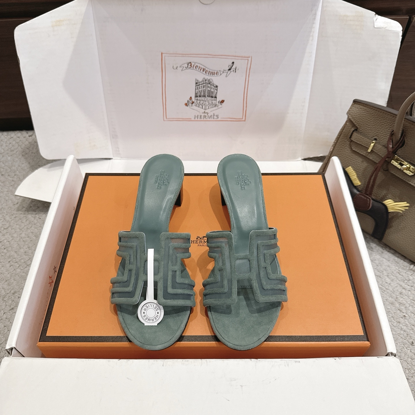 NO:927499,Hermes H slippers Oasis sandals series——————————Fashionable and versatile Super comfortable Every detail is made to the extreme Original swift calfskin Original 1:1 exclusive private mold upper/original leather outsole Heel height 4.5cm Packaging: Each pair of shoes comes with two H family series silk scarves  SIZE34~42 (34.40.41.42.43 customized, non-refundable and non-exchangeable), slippers, hermes, hermes, stuart weitzman, sandals, slippers, cowhide, Leather soles19860909Hermes 爱马仕H拖鞋Oasis 凉鞋系列———————————时尚又百搭 超级舒服 每个细节都做到极致 原版swift小牛皮 原版1:1独家私模鞋面/原版真皮大底  跟高4.5cm 包装: 每对鞋均配有两条H家系列丝巾 SIZE34~42（34.40.41.42.43定制不退不换）,拖鞋,hermes,hermes,stuart weitzman,sandals,slippers,cowhide,Leather soles,Women's Shoes
