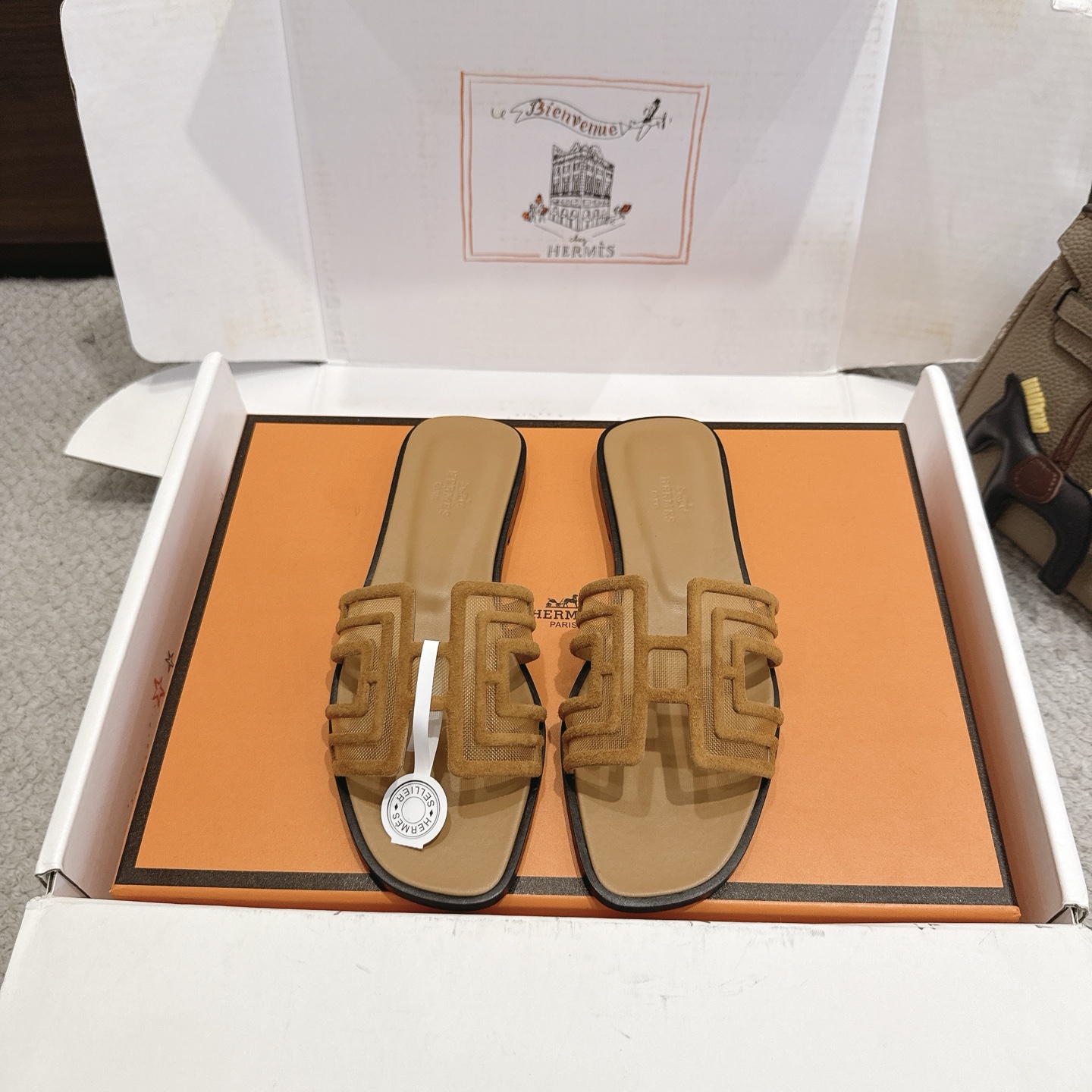 NO:927511,Hermes H slippers Oran sandals series——————————Fashionable and versatile Super comfortable Every detail is made to the extreme Original cowhide embossed fabric Original 1:1 exclusive private mold upper/original leather welt outsole Packaging: Each pair of shoes comes with two H family series silk scarves  SIZE34~42 (34.40.41.42.43 customized, non-refundable and non-exchangeable), slippers, hermes, hermes, sandals, slippers, cowhide19860909Hermes 爱马仕 H拖鞋Oran凉鞋系列———————————时尚又百搭 超级舒服 每个细节都做到极致 原版牛皮压纹面料 原版1:1独家私模鞋面/原版真皮沿条大底  包装: 每对鞋均配有两条H家系列丝巾 SIZE34~42（34.40.41.42.43定制不退不换）,拖鞋,hermes,hermes,sandals,slippers,cowhide,Women's Shoes