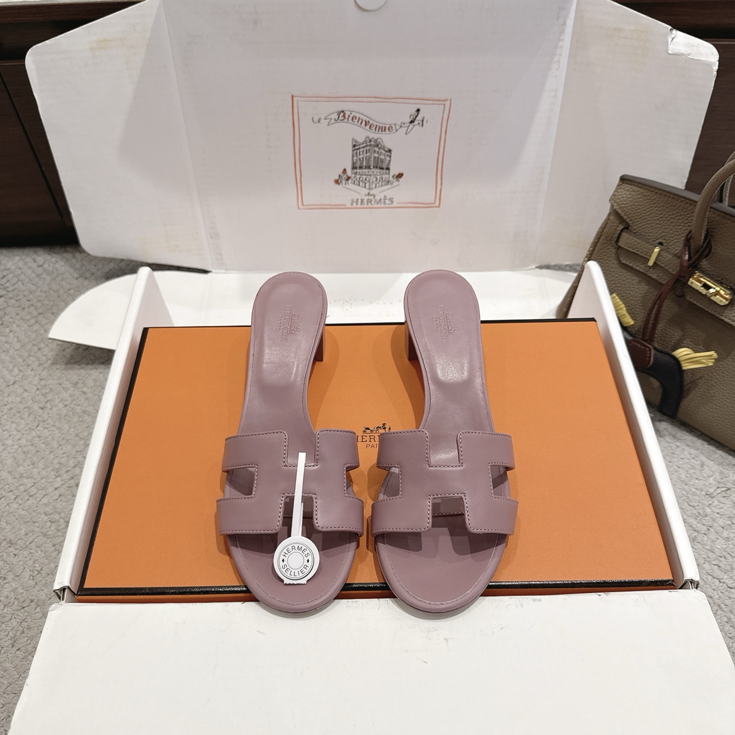 NO:927583,『New plain color matching』Hermes Hermes H slippers Oasis sandals series————————Fashionable and versatile Super comfortable Every detail is made to the extreme Original swift calfskin Original 1:1 exclusive private mold upper/original leather outsole Heel height 4.5cm Packaging: Each pair of shoes comes with two H family series silk scarves  SIZE34~42 (34.40.41.42.43 customized, non-refundable and non-exchangeable), slippers, hermes, hermes, stuart weitzman, sandals, slippers, cowhide, Leather soles19860909『 平纹新配色 』Hermes 爱马仕H拖鞋Oasis 凉鞋系列———————————时尚又百搭 超级舒服 每个细节都做到极致 原版swift小牛皮 原版1:1独家私模鞋面/原版真皮大底  跟高4.5cm 包装: 每对鞋均配有两条H家系列丝巾 SIZE34~42（34.40.41.42.43定制不退不换）,拖鞋,hermes,hermes,stuart weitzman,sandals,slippers,cowhide,Leather soles,Women's Shoes