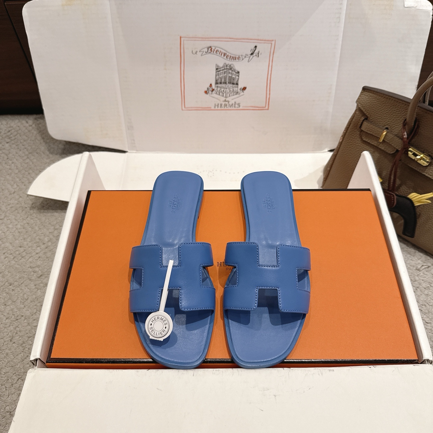 NO:927595,『New plain color matching』Hermes Hermes H slippers Oran sandals series————————Fashionable and versatile Super comfortable Every detail is made to the extreme Original cowhide fabric Original 1:1 exclusive private mold upper/original genuine leather welt outsole Packaging: Each pair of shoes comes with two H family series silk scarves  SIZE34~42 (34.40.41.42.43 customized, non-refundable and non-exchangeable), slippers, hermes, hermes, sandals, slippers, cowhide19860909『 平纹新配色 』Hermes 爱马仕H拖鞋Oran凉鞋系列———————————时尚又百搭 超级舒服 每个细节都做到极致 原版牛皮面料 原版1:1独家私模鞋面/原版真皮沿条大底  包装: 每对鞋均配有两条H家系列丝巾 SIZE34~42（34.40.41.42.43定制不退不换）,拖鞋,hermes,hermes,sandals,slippers,cowhide,Women's Shoes