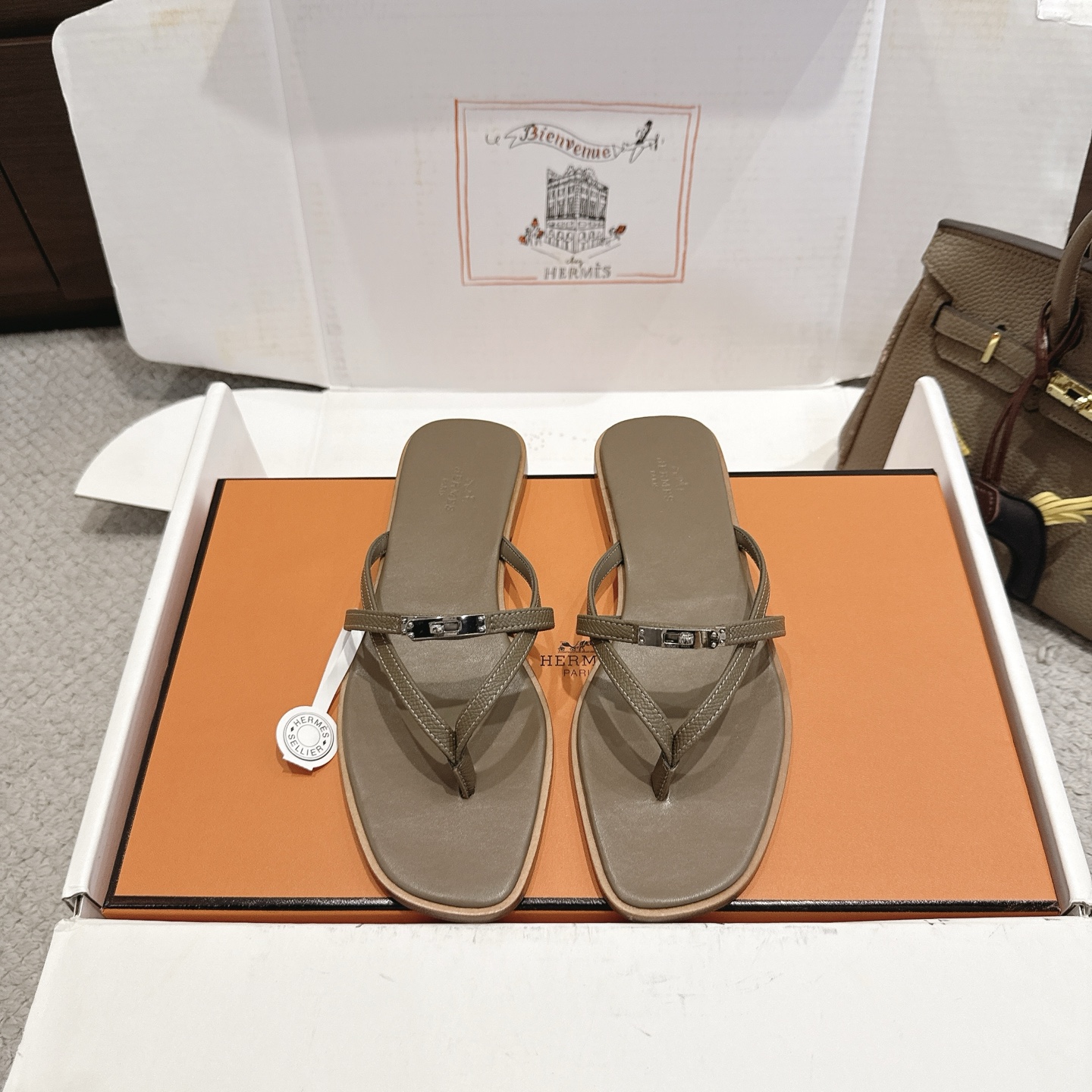 NO:927607,『New color scheme』Hermes Miss sandal series——————————Fashionable and versatile Super comfortable Every detail is made to the extreme Original cowhide fabric Original 1:1 exclusive private mold upper/Exclusive private mold pure steel with small curvature Kelly hardware accessories/Original leather welt outsole (My hardware accessories are as curved as ZP, not the straight version of the market version)  SIZE34~42 (34.40.41.42.43 customized, non-refundable and non-exchangeable), slippers, hermes, hermes, sandals, slippers, cowhide19860909『 新配色 』Hermes 爱马仕 Miss 凉鞋系列———————————时尚又百搭 超级舒服 每个细节都做到极致 原版牛皮面料 原版1:1独家私模鞋面/独家私模纯钢带弧度小Kelly五金配件/原版真皮沿条大底 （我家的五金配件和ZP一样带弧度的,不是市场版本直的） SIZE34~42（34.40.41.42.43定制不退不换）,拖鞋,hermes,hermes,sandals,slippers,cowhide,Women's Shoes