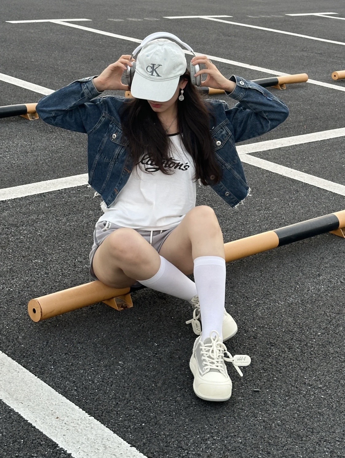 💰55
Calvin Klein CK新款牛仔水洗做旧棒球帽 字母刺绣款鸭舌帽 这个品牌今年鲨疯了，炒鸡火爆的一款，众多网红明星上身 男女同款 时尚又百搭，谁戴谁好看系列 日常穿搭出行随意好搭配 版型好 显脸小，素颜油头必备单品。今年真的爱它了🔥
颜色：牛仔蓝 浅白色
尺寸：大小可调节