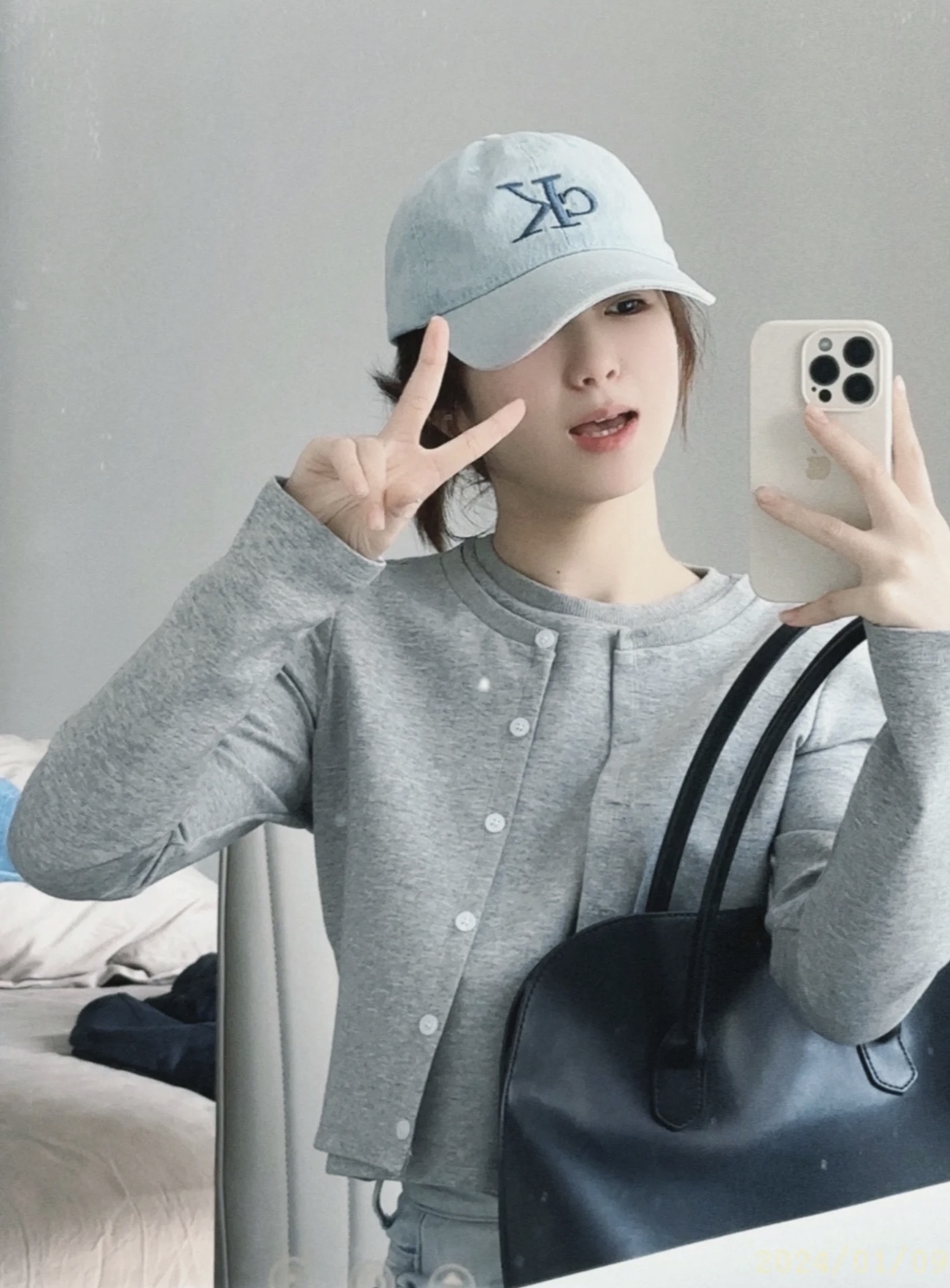 💰55
Calvin Klein CK新款牛仔水洗做旧棒球帽 字母刺绣款鸭舌帽 这个品牌今年鲨疯了，炒鸡火爆的一款，众多网红明星上身 男女同款 时尚又百搭，谁戴谁好看系列 日常穿搭出行随意好搭配 版型好 显脸小，素颜油头必备单品。今年真的爱它了🔥
颜色：牛仔蓝 浅白色
尺寸：大小可调节