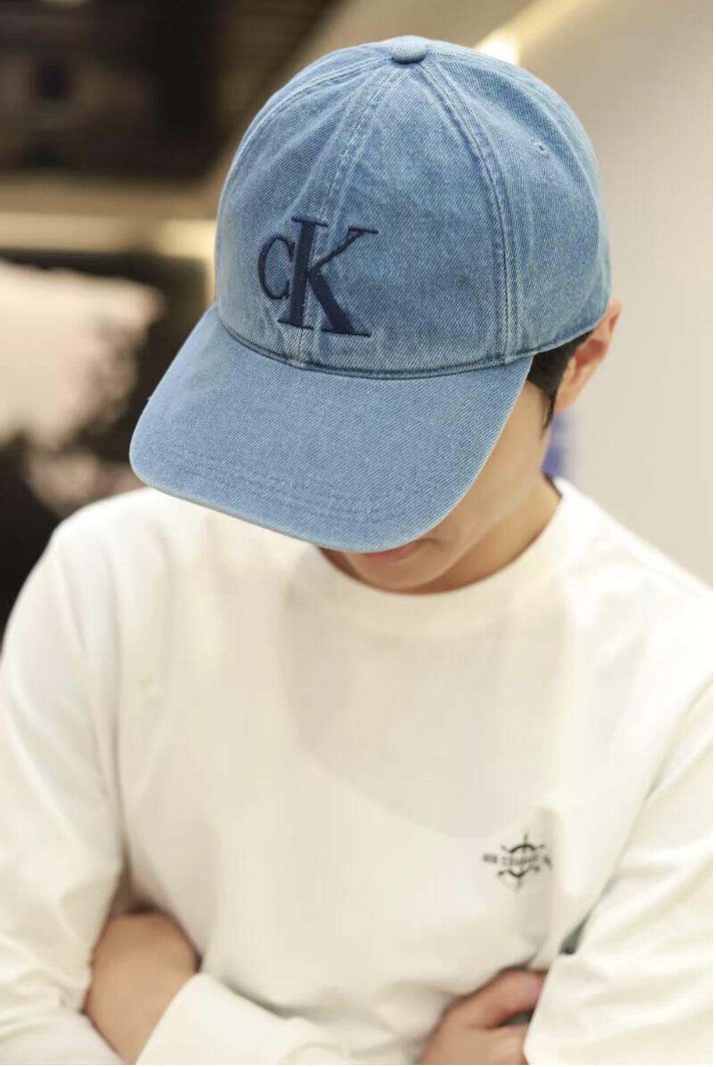💰55
Calvin Klein CK新款牛仔水洗做旧棒球帽 字母刺绣款鸭舌帽 这个品牌今年鲨疯了，炒鸡火爆的一款，众多网红明星上身 男女同款 时尚又百搭，谁戴谁好看系列 日常穿搭出行随意好搭配 版型好 显脸小，素颜油头必备单品。今年真的爱它了🔥
颜色：牛仔蓝 浅白色
尺寸：大小可调节