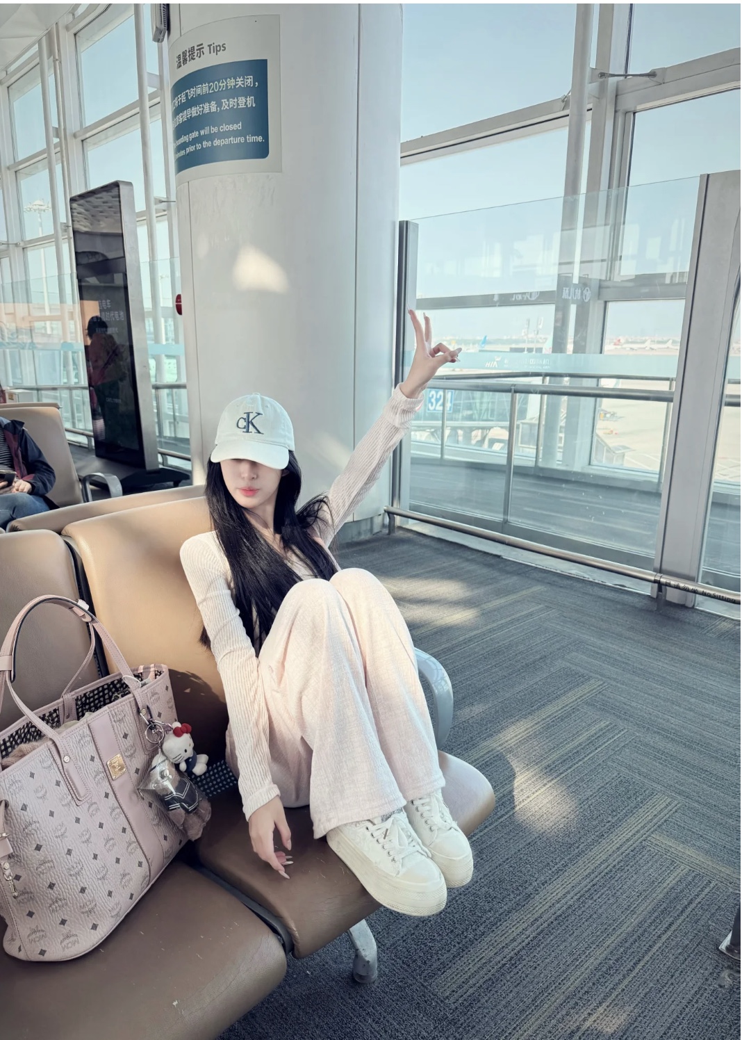💰55
Calvin Klein CK新款牛仔水洗做旧棒球帽 字母刺绣款鸭舌帽 这个品牌今年鲨疯了，炒鸡火爆的一款，众多网红明星上身 男女同款 时尚又百搭，谁戴谁好看系列 日常穿搭出行随意好搭配 版型好 显脸小，素颜油头必备单品。今年真的爱它了🔥
颜色：牛仔蓝 浅白色
尺寸：大小可调节