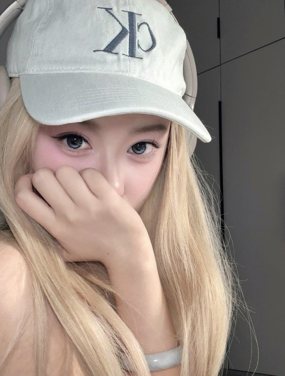 💰55
Calvin Klein CK新款牛仔水洗做旧棒球帽 字母刺绣款鸭舌帽 这个品牌今年鲨疯了，炒鸡火爆的一款，众多网红明星上身 男女同款 时尚又百搭，谁戴谁好看系列 日常穿搭出行随意好搭配 版型好 显脸小，素颜油头必备单品。今年真的爱它了🔥
颜色：牛仔蓝 浅白色
尺寸：大小可调节