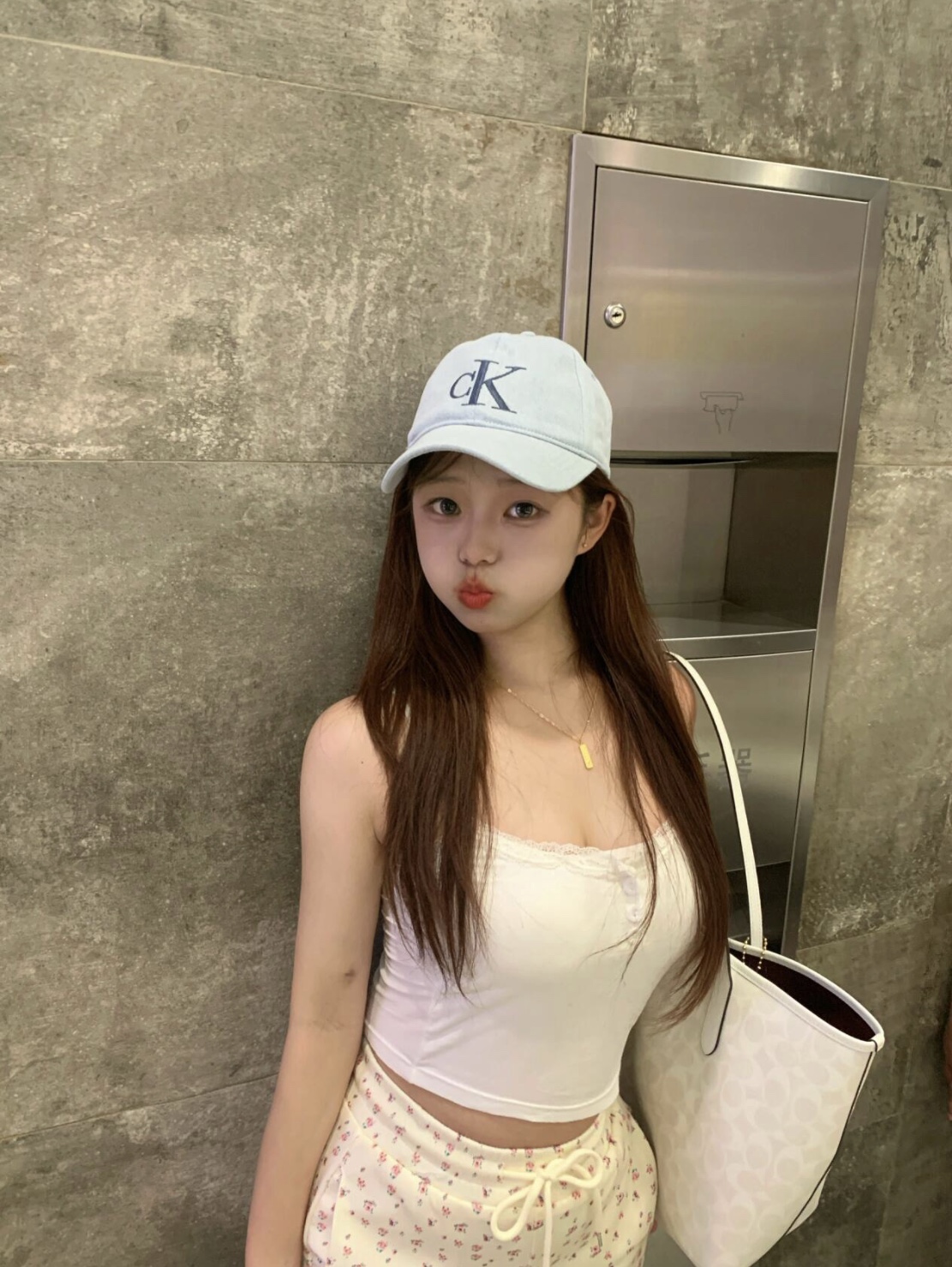 💰55
Calvin Klein CK新款牛仔水洗做旧棒球帽 字母刺绣款鸭舌帽 这个品牌今年鲨疯了，炒鸡火爆的一款，众多网红明星上身 男女同款 时尚又百搭，谁戴谁好看系列 日常穿搭出行随意好搭配 版型好 显脸小，素颜油头必备单品。今年真的爱它了🔥
颜色：牛仔蓝 浅白色
尺寸：大小可调节