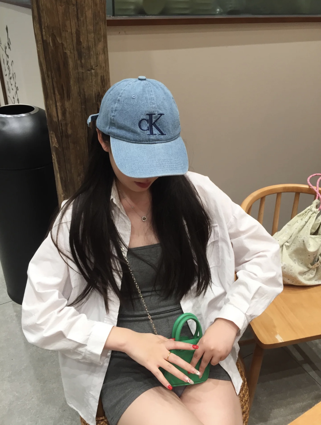 💰55
Calvin Klein CK新款牛仔水洗做旧棒球帽 字母刺绣款鸭舌帽 这个品牌今年鲨疯了，炒鸡火爆的一款，众多网红明星上身 男女同款 时尚又百搭，谁戴谁好看系列 日常穿搭出行随意好搭配 版型好 显脸小，素颜油头必备单品。今年真的爱它了🔥
颜色：牛仔蓝 浅白色
尺寸：大小可调节