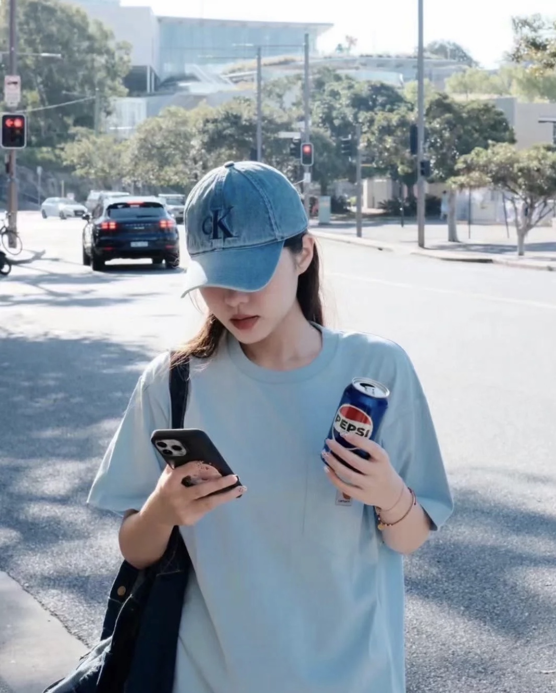 💰55
Calvin Klein CK新款牛仔水洗做旧棒球帽 字母刺绣款鸭舌帽 这个品牌今年鲨疯了，炒鸡火爆的一款，众多网红明星上身 男女同款 时尚又百搭，谁戴谁好看系列 日常穿搭出行随意好搭配 版型好 显脸小，素颜油头必备单品。今年真的爱它了🔥
颜色：牛仔蓝 浅白色
尺寸：大小可调节