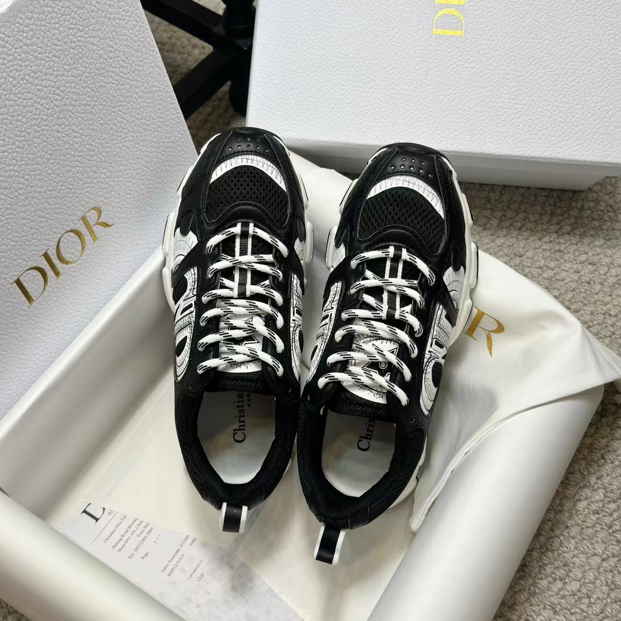 NO:236945,DIOR CHRONO DIO High-version. Original development of new TPU film super light and extremely soft combination sole. Sports style...sports shoes... dad shoes... super beautiful and amazing... celebrities and internet celebrities from all walks of life are putting on the feet. The dazzling logo is classic and versatile all seasons... The painting style sneakers that you can fall in love with at a glance; the mix of leather and mesh painting art materials. The CD logo outlined by the thin lines on the side is unique. The details are full... The quality is completely consistent with the counter. The configuration of the original packaging of the counter. SIZE35-40 (41 can be customized), dad shoes, dior, dior, sneakers19860909DIOR CHRONO 迪奥高版本. 原版开发全新TPU吸膜超轻极软组合大底. 运动风格…运动鞋..老爹鞋.. 上脚超美超赞..各路明星网红纷纷上脚..耀眼logo经典百搭四季皆宜..一眼就能爱上的绘画风格运动鞋；皮革与网面绘画艺术材质的混搭.侧面细线勾勒的CD logo别出心栽..细节满满… 品质完全与专柜一致..配置专柜原版包装. SIZE35-40（41可订做）,老爹鞋,dior,dior,sneakers,Women's Shoes