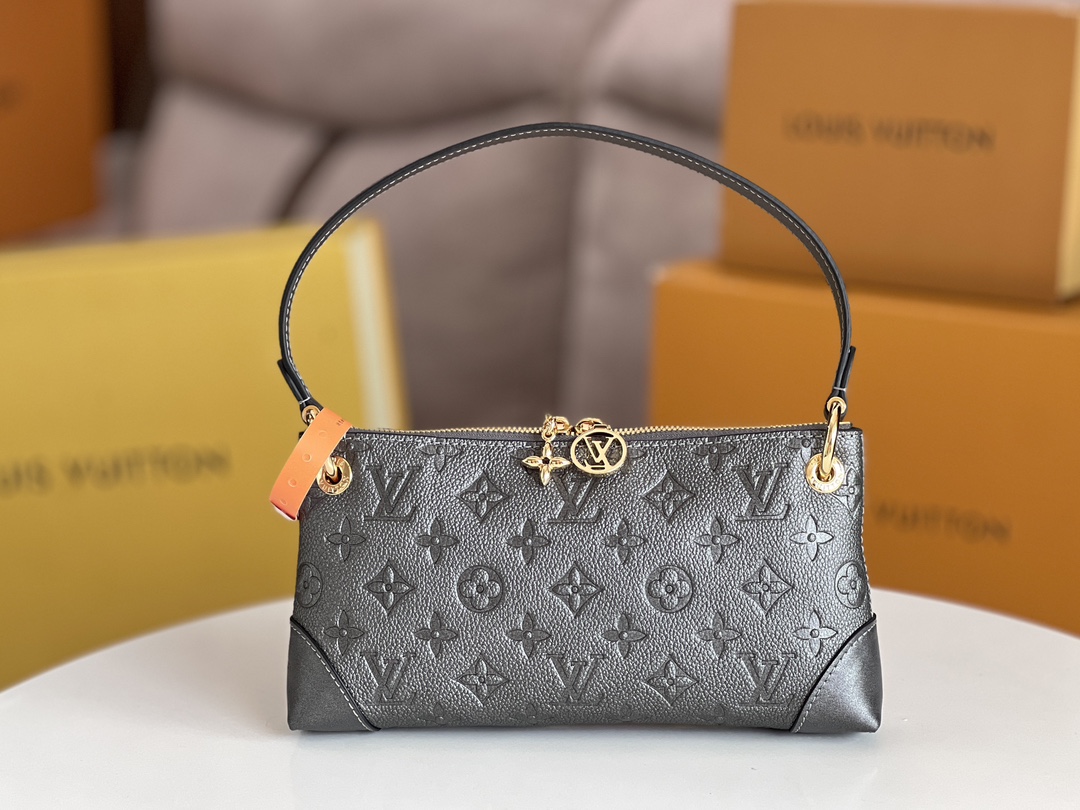 NO:210114,Top original single-code chip all-steel hardware [chette Sèvres] M12174 pearlescent gray (embossed underarm bag) This Sèvres pouch is engraved in the LV Ski series, ready to shine in sparkling steel grey. It consists of the iconic Monogram Emeinte leather, supplemented with light gold metal, to create an elegant contrast. Double zippers are decorated with two pendants, one with an LV circle and the other with Monogram flowers inlaid with crystal. This piece is an ideal ski back bag. Size 10 x 5.1 x 2 inches, LV [top original list], louis vuitton19860909顶级原单变码芯片全钢五金【chette Sèvres】 M12174 珠光灰（压花腋下包） 这款Sèvres小袋铭刻在LV Ski系列中,准备以闪闪发光的钢灰色闪耀.它由标志性的Monogram Emeinte皮革组成,并辅以浅金色金属,使其形成优雅的对比.双拉链装饰着两个吊饰,一个画着LV圆圈,另一个是镶嵌着水晶的Monogram花.这件作品是理想的滑雪后包. 尺寸10 x 5.1 x 2英寸,LV【顶级原单】,louis vuitton,Bag