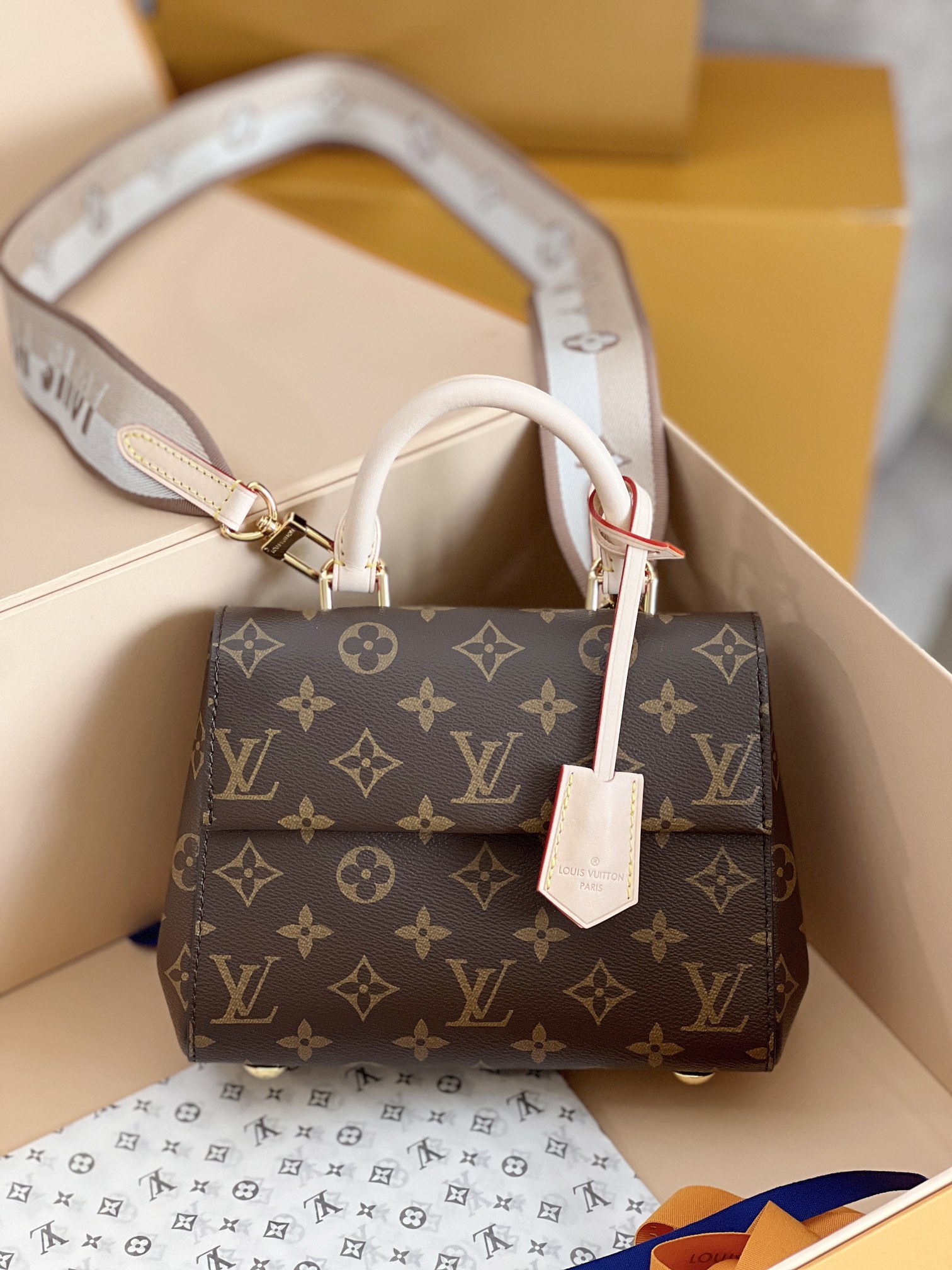 NO:206287,Genuine grade original leather CLUNY mini handbag M46055 handbags have a pure structure and outline that never goes out of date. The strap uses the current trendy bright color scheme. The Louis Vuitton logo declares the brand identity and the Cluny handbag is very practical and is an ideal business handbag. Its top handle can meet the different requirements of the hand and elbow pull, and it can also meet the requirements of the shoulder and back. The magnetic buckle ensures personal financial security storage. 20x 16x 7.5cm, LV [top original order], christian louboutin, louis vuitton, louis vuitton19860909正品级 原厂皮CLUNY mini手袋M46055手袋纯粹的结构和轮廓永不过时,包带采用时下流行的鲜亮配色.路易威登标识宣示品牌身份、Cluny手袋非常实用,是理想型的商务手袋.其顶部提手可满足手提和肘挽的不同要求,装上可脱卸的肩带还可以满足肩背的要求.磁性搭扣确保个人财务安全存放.20x 16x 7.5cm,LV【顶级原单】,christian louboutin,louis vuitton,louis vuitton,Bag