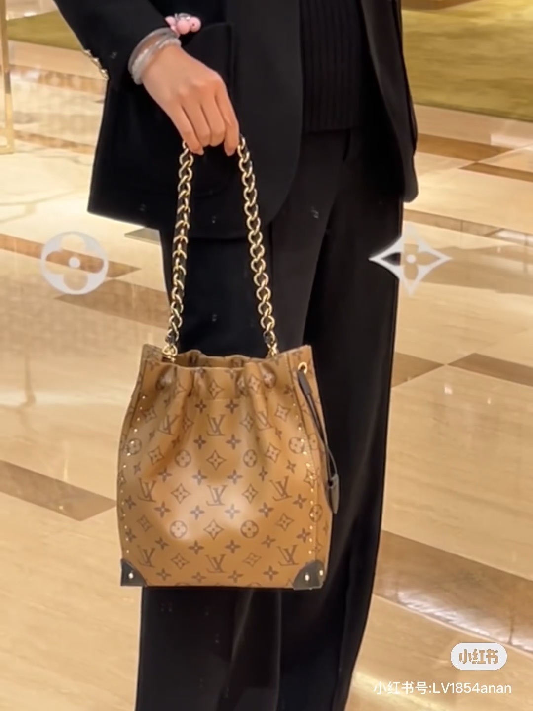 NO:207511,The full steel hardware variable code chip model M13324 yellow presbyterian bucket bag 2025 Cruise Early Spring Series reinterprets the classic Noé handbag, adding a new member to the Trunk family. The Monogram Reverse canvas body is equipped with dazzling woven chains, the leather corners and drawstring opening and closing continue the iconic details, and the show style can be reproduced by portable or crossbody. 27 x 8 x 23 cm, LV [top original list], louis vuitton, versace19860909对版开发全钢五金变码芯片型号M13324黄色老花桶包2025 Cruise 早春系列重绎经典 Noé 手袋,为 Trunk 家族再添新成员.Monogram Reverse 帆布包身配有耀目编织链条,皮革包角和抽绳开合延续标志性细节,手提或斜挎皆可再现秀场造型. 27 x 8 x 23厘米,LV【顶级原单】,louis vuitton,versace,Bag