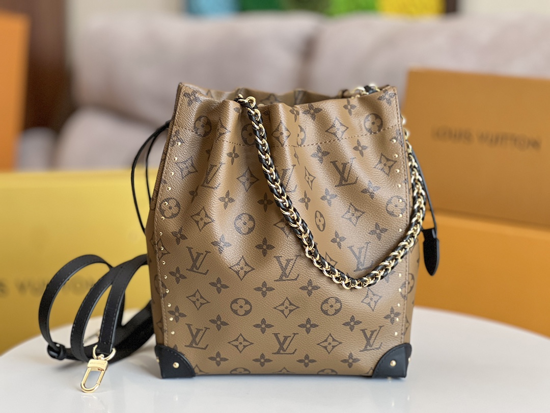 NO:207500,The full steel hardware variable code chip model M13324 yellow presbyterian bucket bag 2025 Cruise Early Spring Series reinterprets the classic Noé handbag, adding a new member to the Trunk family. The Monogram Reverse canvas body is equipped with dazzling woven chains, the leather corners and drawstring opening and closing continue the iconic details, and the show style can be reproduced by portable or crossbody. 27 x 8 x 23 cm, LV [top original list], louis vuitton, versace19860909对版开发全钢五金变码芯片型号M13324黄色老花桶包2025 Cruise 早春系列重绎经典 Noé 手袋,为 Trunk 家族再添新成员.Monogram Reverse 帆布包身配有耀目编织链条,皮革包角和抽绳开合延续标志性细节,手提或斜挎皆可再现秀场造型. 27 x 8 x 23厘米,LV【顶级原单】,louis vuitton,versace,Bag