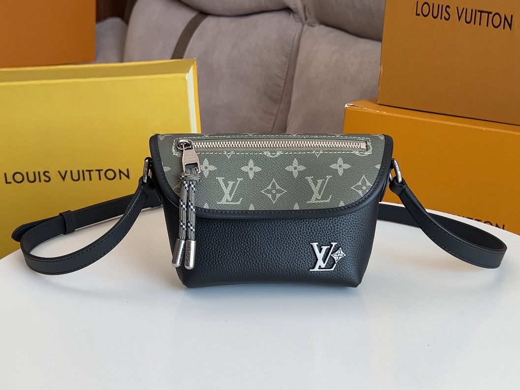 NO:206705,Genuine grade model M12618 top-grade original single all-steel hardware variable chip Pulse mini handbag ingeniously spliced ​​traditional leather with Monogram canvas, making the comfortable texture and functional design balance. LV letters highlight the brand style, and the end of the rope zipper tip is flashing metallic luster. The inside and outside of the flip cover are equipped with patch pockets and zipper bags, and the shoulder straps can be adjusted by side rings. 16 x 5 x 22.5 cm, LV [top original single], louis vuitton19860909正品级 型号M12618 顶级原单全钢五金变码芯片Pulse 迷你手袋匠心拼接传统皮革与 Monogram 帆布,令舒适质感与功能设计达成平衡.LV 字母彰显品牌格调,线绳拉链头末端闪烁金属光泽.翻盖内外分别设有贴袋和拉链袋,肩带可通过侧面圈环调节长短. 16 x 5 x 22.5厘米,LV【顶级原单】,louis vuitton,Bag