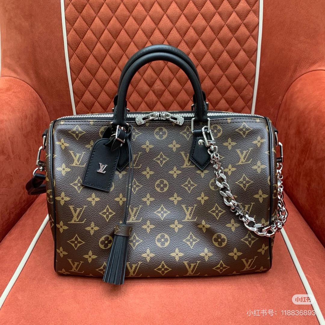 NO:213842,The original single hardware code chip [speedy soft 30 dark handbag] M12243 black speedy soft 30dark hl handbag is a good companion for the journey with its eye-catching style. The monogram coated canvas body is integrated with leather trim and Gothic chain, and the abundant configuration is equipped with a zippered pocket to properly keep the passport and other important items. Brands and tassels tell the craftsmanship details, and the toron handle adds a new touch. Size 30 x 21x17 cm (length x height x width), LV [top original list], louis vuitton19860909对版开发原单五金变码芯片【speedy soft 30 dark 手袋】M12243黑色 speedy soft 30dark hl手袋以瞩目风姿成就旅途良伴.monogram涂层帆布包身融入皮革饰边和哥特风链条,充裕构型内设拉链口袋,可妥善保管护照和其他重要物品.名牌和流苏诉说工致细节, toron 手柄再添新颖一笔. 尺寸30 x 21x17厘米(长度x高x宽),LV【顶级原单】,louis vuitton,Bag